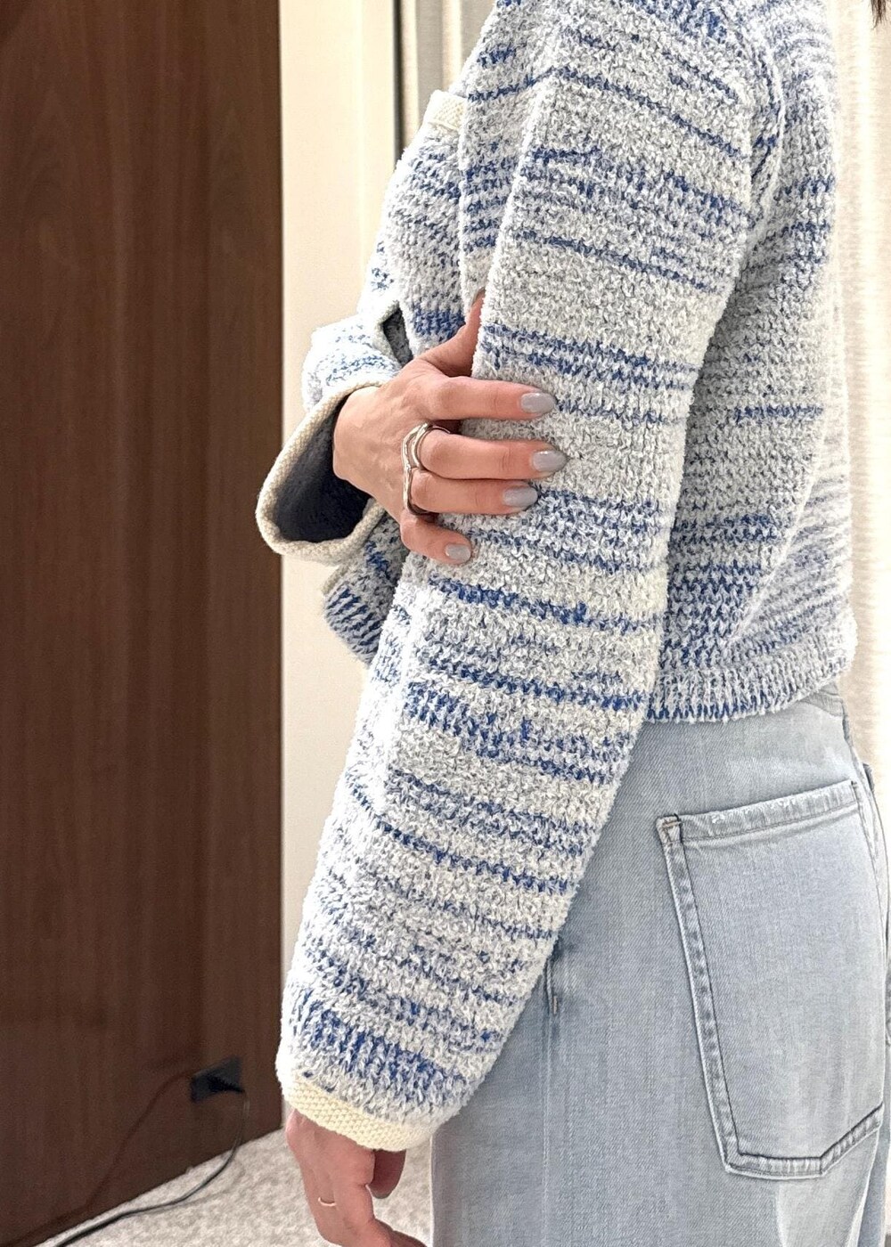 ブラック系のブーツ、ホワイト系のハンドバッグを着用したレディースの冬コーディネートの5枚目の写真