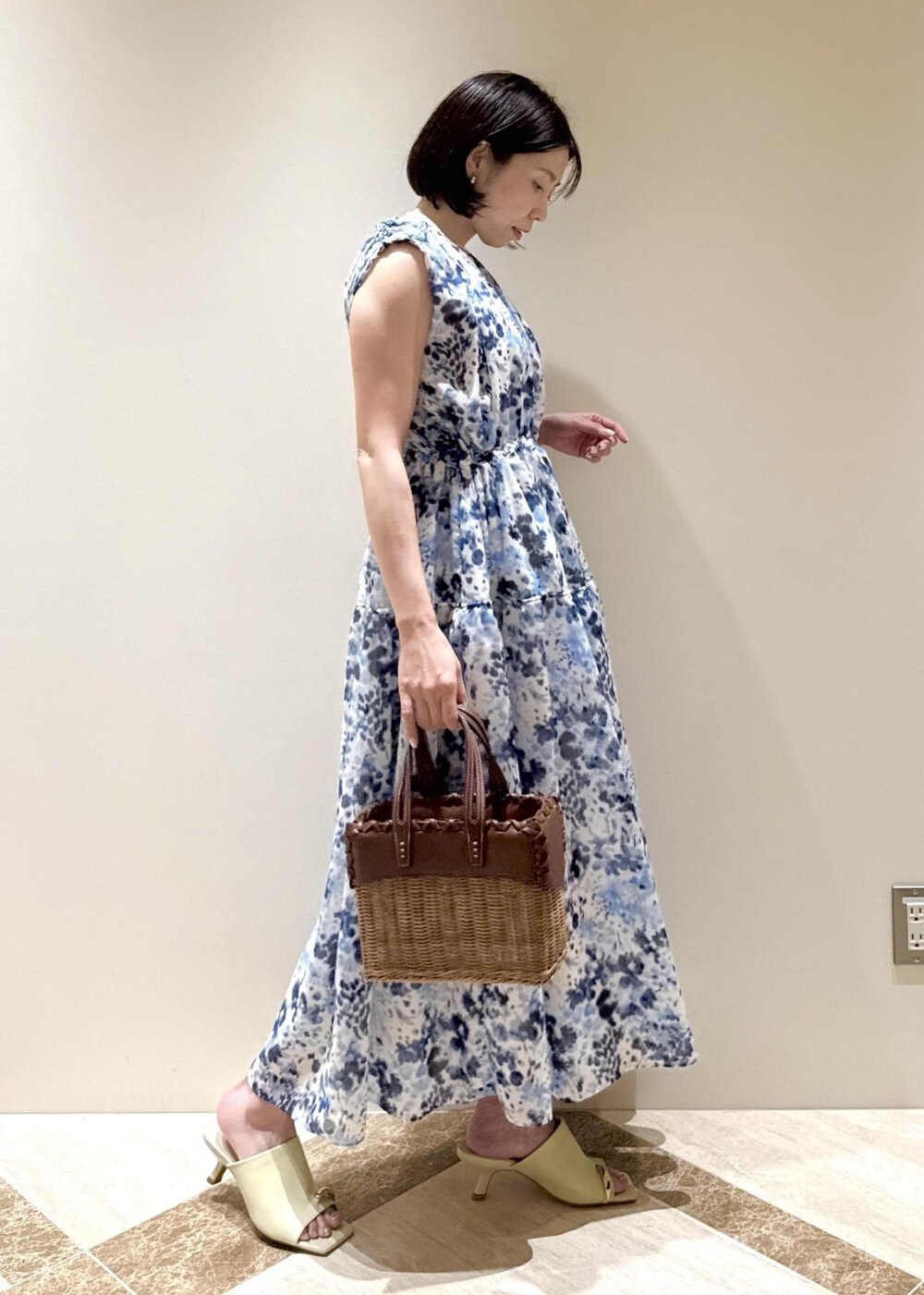 ベージュ系のサンダル、ブルー系のワンピースを着用したレディースの夏コーディネートの2枚目の写真