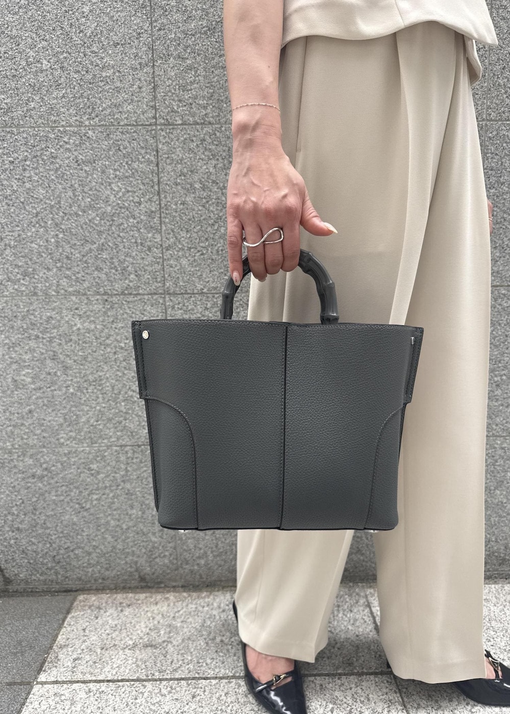 ベージュ系のシャツ/ブラウス、グレー系のハンドバッグ、ベージュ系のその他パンツを着用したレディースの春コーディネートの6枚目の写真