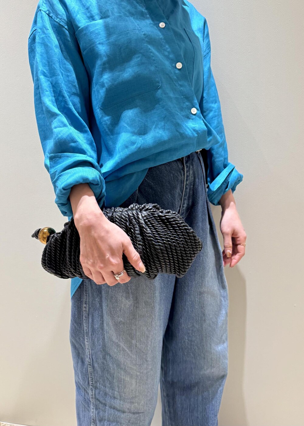 ブルー系のデニムパンツ、ブラック系のサンダル、ブルー系のシャツ/ブラウスを着用したレディースの春コーディネートの8枚目の写真
