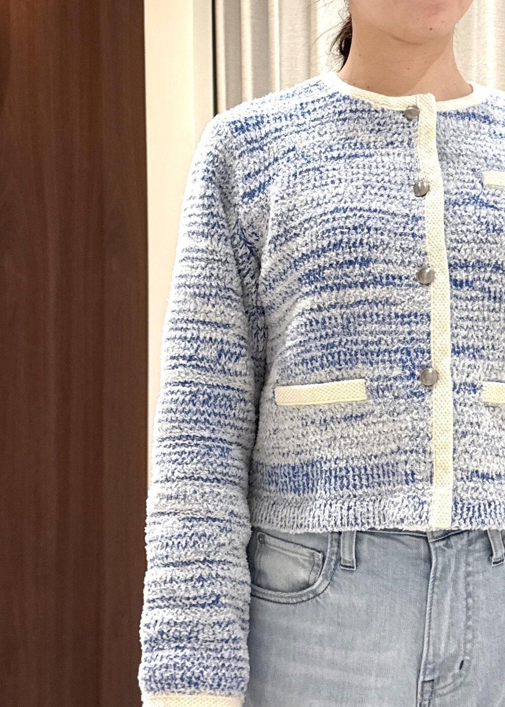 ブラック系のブーツ、ホワイト系のハンドバッグを着用したレディースの冬コーディネートの4枚目の写真