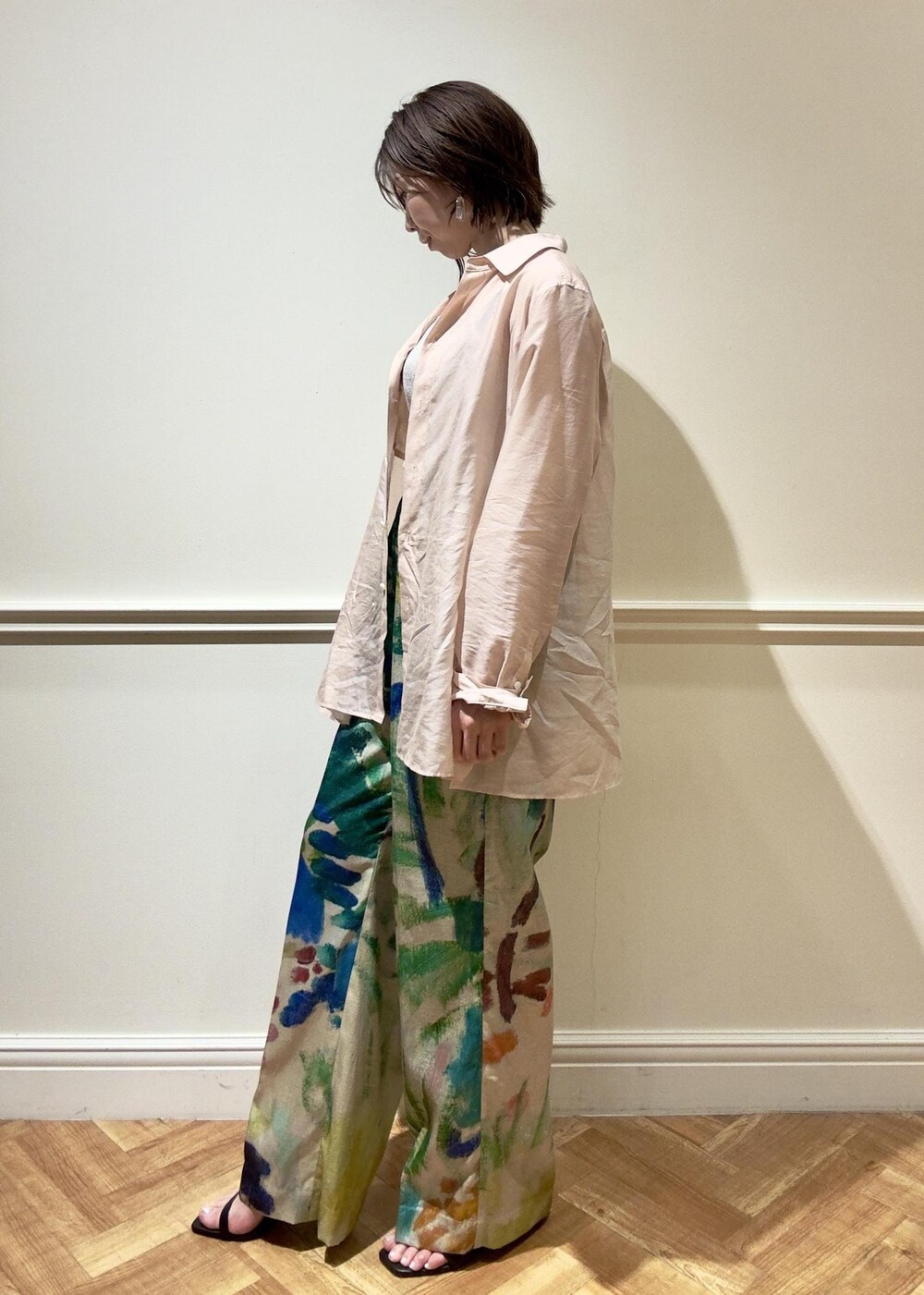 ブラック系のサンダル、シルバー系のキャミソール、ピンク系のシャツ/ブラウスを着用したレディースの夏コーディネートの2枚目の写真