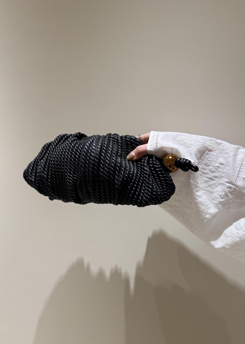 ブルー系のデニムパンツ、ブラック系のサンダル、ホワイト系のシャツ/ブラウスを着用したレディースの春コーディネートの7枚目の写真