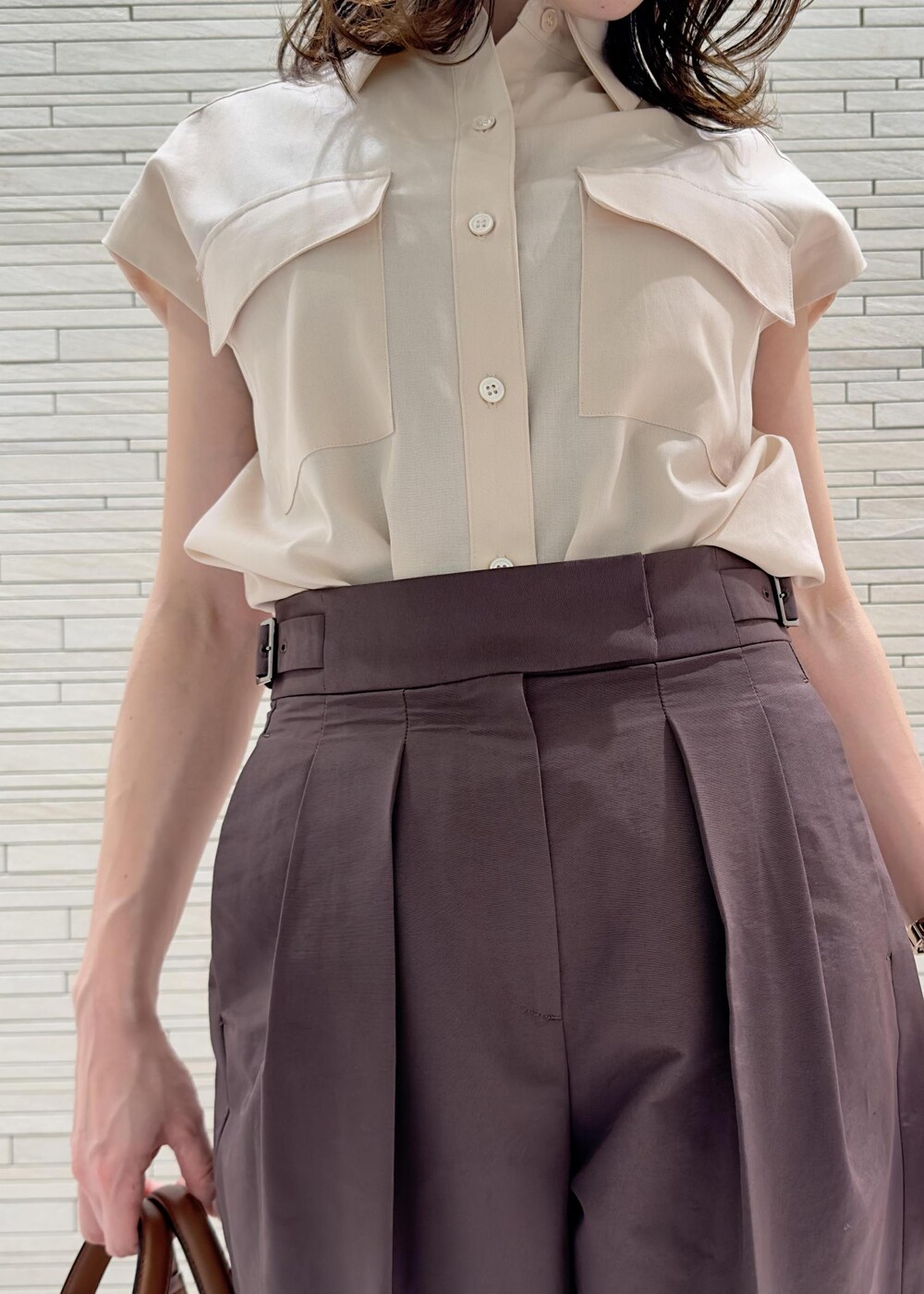 ブラック系のサンダル、ホワイト系のハンドバッグ、レッド系のその他パンツを着用したレディースの夏コーディネートの5枚目の写真