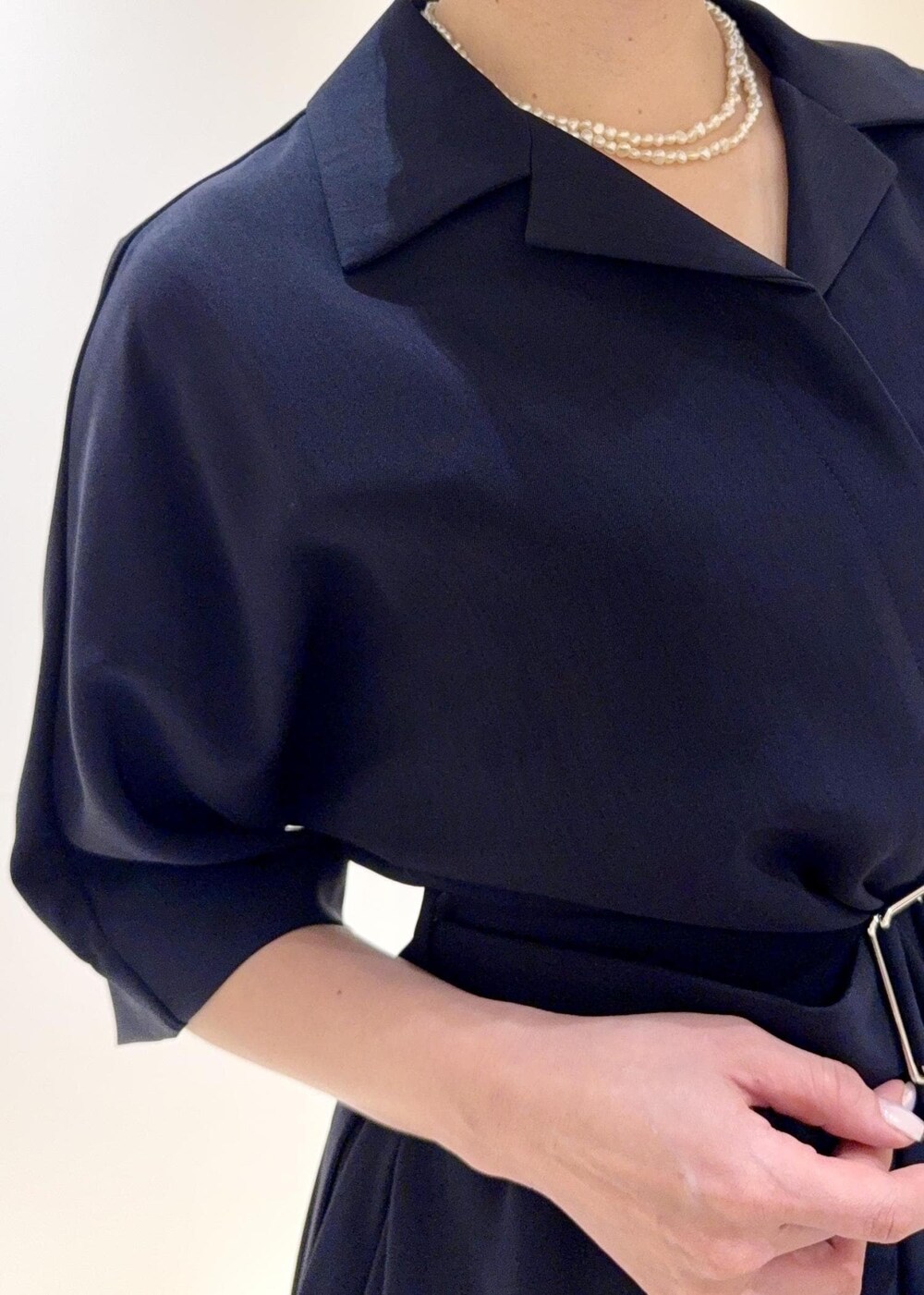 ブラック系のパンプス、ブルー系のワンピース、ベージュ系のトートバッグを着用したレディースの夏コーディネートの5枚目の写真