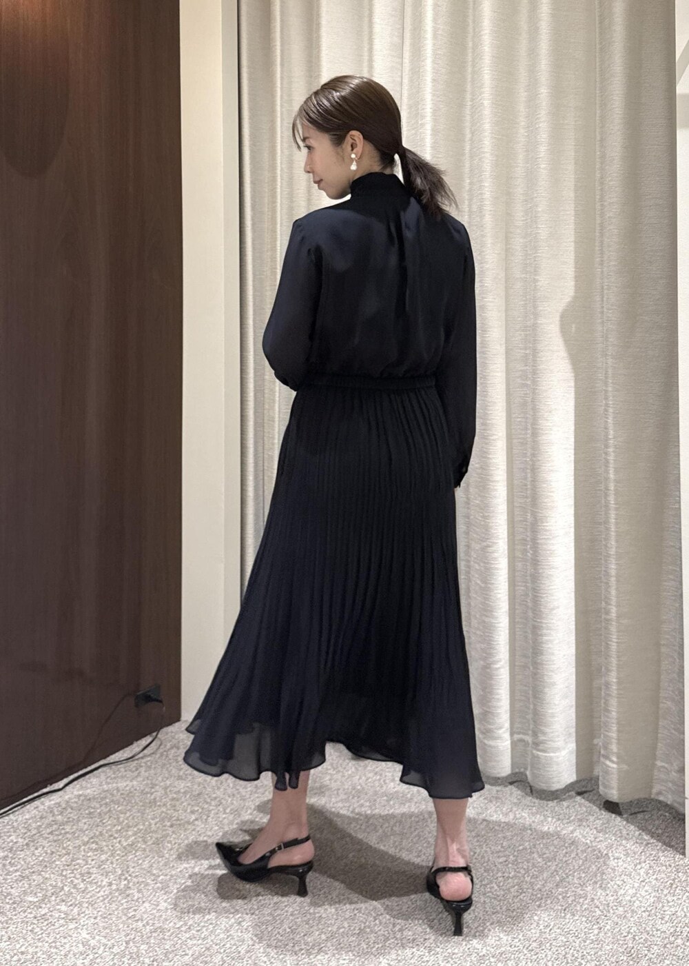 ブルー系のワンピース、グレー系のハンドバッグ、ブルー系のノーカラージャケットを着用したレディースの冬コーディネートの5枚目の写真