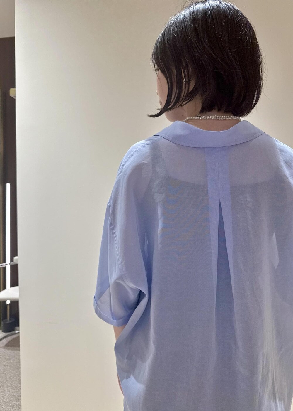 ブラック系のその他パンツ、ブルー系のシャツ/ブラウスを着用したレディースの夏コーディネートの6枚目の写真