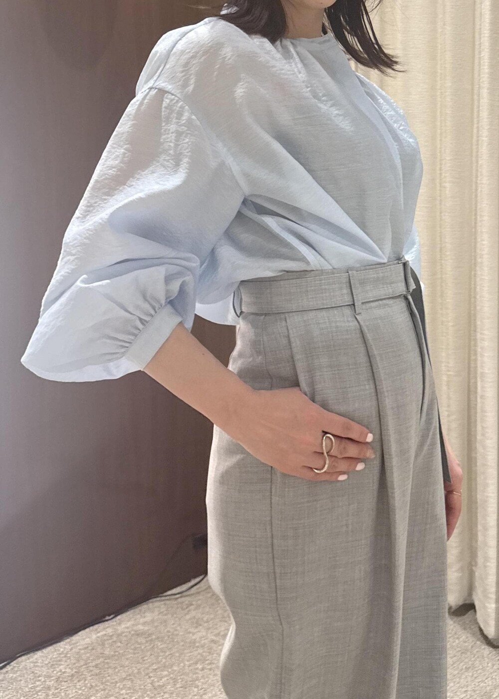 ベージュ系のトートバッグ、グレー系のその他パンツ、ブルー系のシャツ/ブラウスを着用したレディースの春コーディネートの4枚目の写真