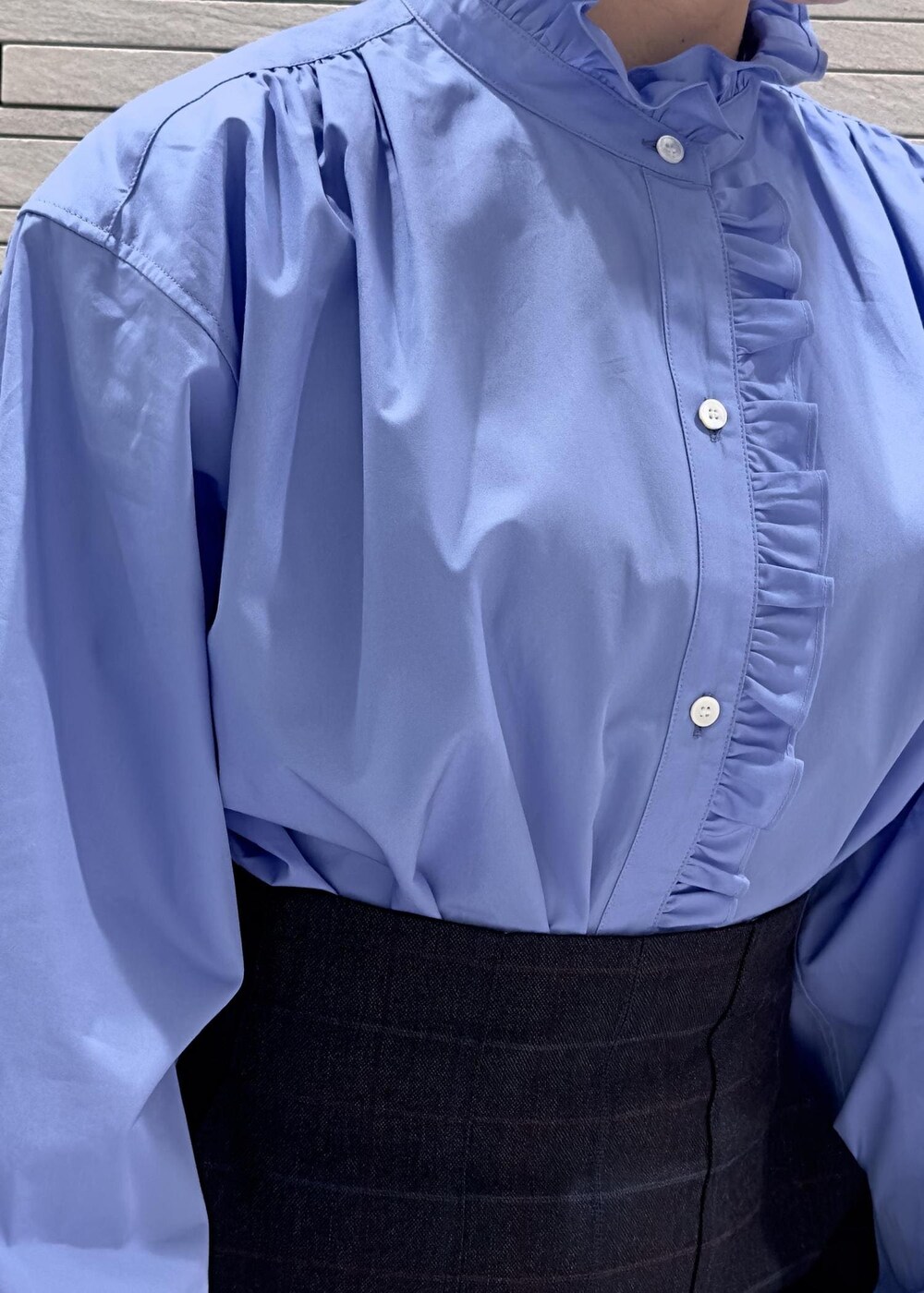 ブルー系のスカート、ホワイト系のブーツ、ブルー系のシャツ/ブラウスを着用したレディースの秋コーディネートの4枚目の写真