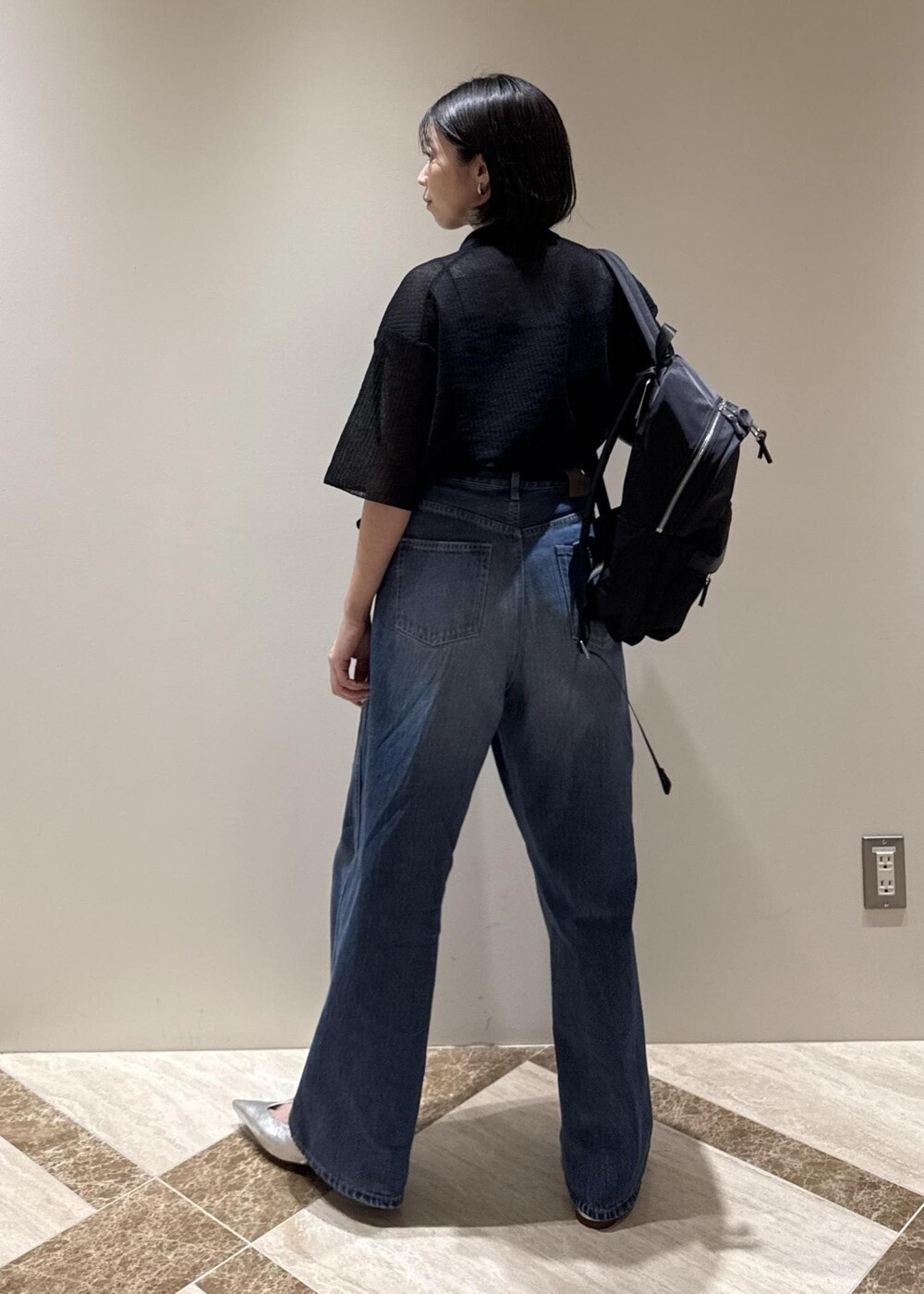 ブルー系のデニムパンツ、シルバー系のパンプス、ブラック系のカーディガン/ボレロを着用したレディースの夏コーディネートの3枚目の写真