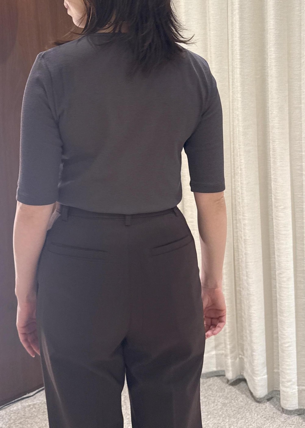 ホワイト系のハンドバッグ、ブラウン系のノーカラージャケット、ブラウン系のTシャツ/カットソーを着用したレディースの春コーディネートの5枚目の写真