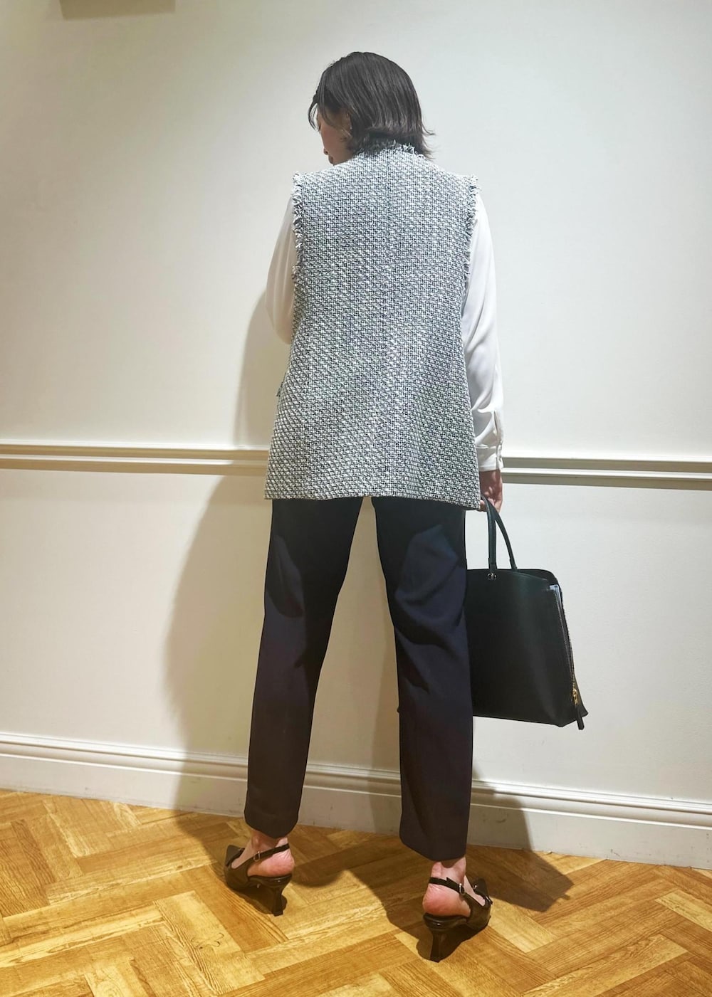 ブルー系のその他パンツ、ブルー系のハンドバッグ、ブラック系のパンプスを着用したレディースの冬コーディネートの3枚目の写真