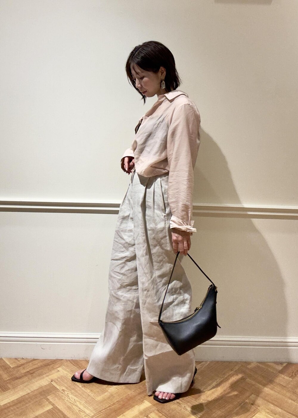 ブラック系のサンダル、ピンク系のシャツ/ブラウス、グレー系のその他パンツを着用したレディースの夏コーディネートの2枚目の写真