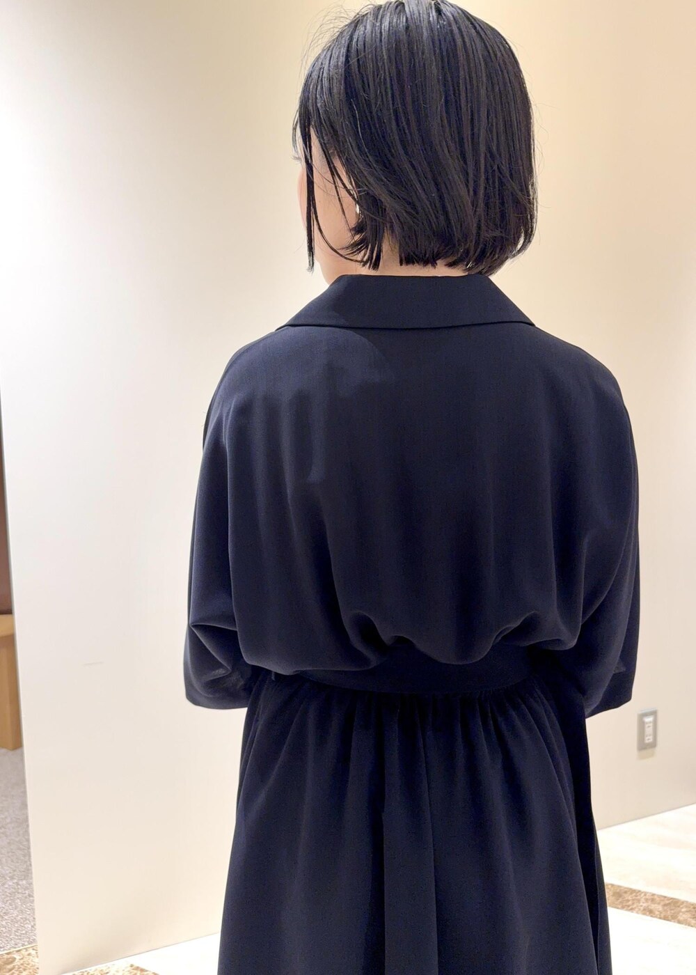 ブラック系のパンプス、ブルー系のワンピース、ベージュ系のトートバッグを着用したレディースの夏コーディネートの7枚目の写真