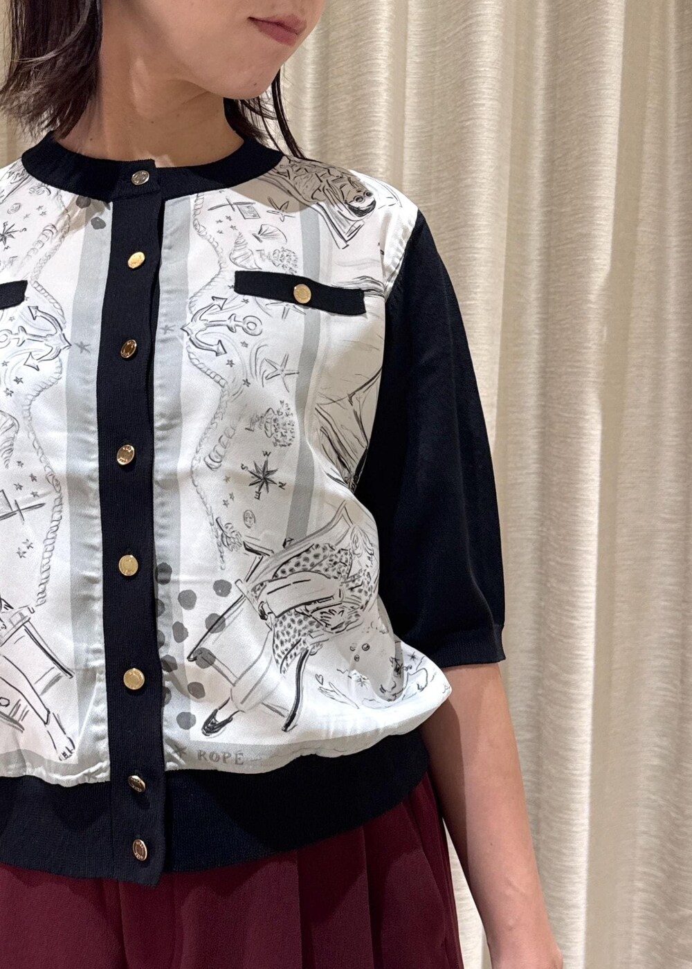 ブラック系のパンプス、レッド系のその他パンツ、ブラック系のハンドバッグを着用したレディースの夏コーディネートの4枚目の写真