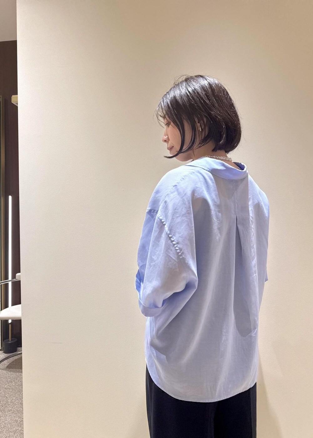 ブラック系のその他パンツ、ブルー系のシャツ/ブラウスを着用したレディースの夏コーディネートの5枚目の写真