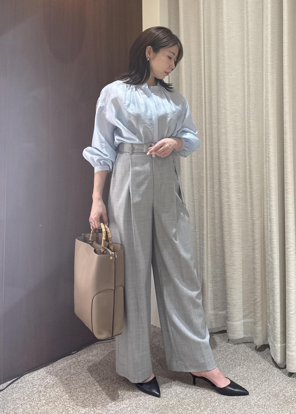 ベージュ系のトートバッグ、グレー系のその他パンツ、ブルー系のシャツ/ブラウスを着用したレディースの春コーディネートの2枚目の写真