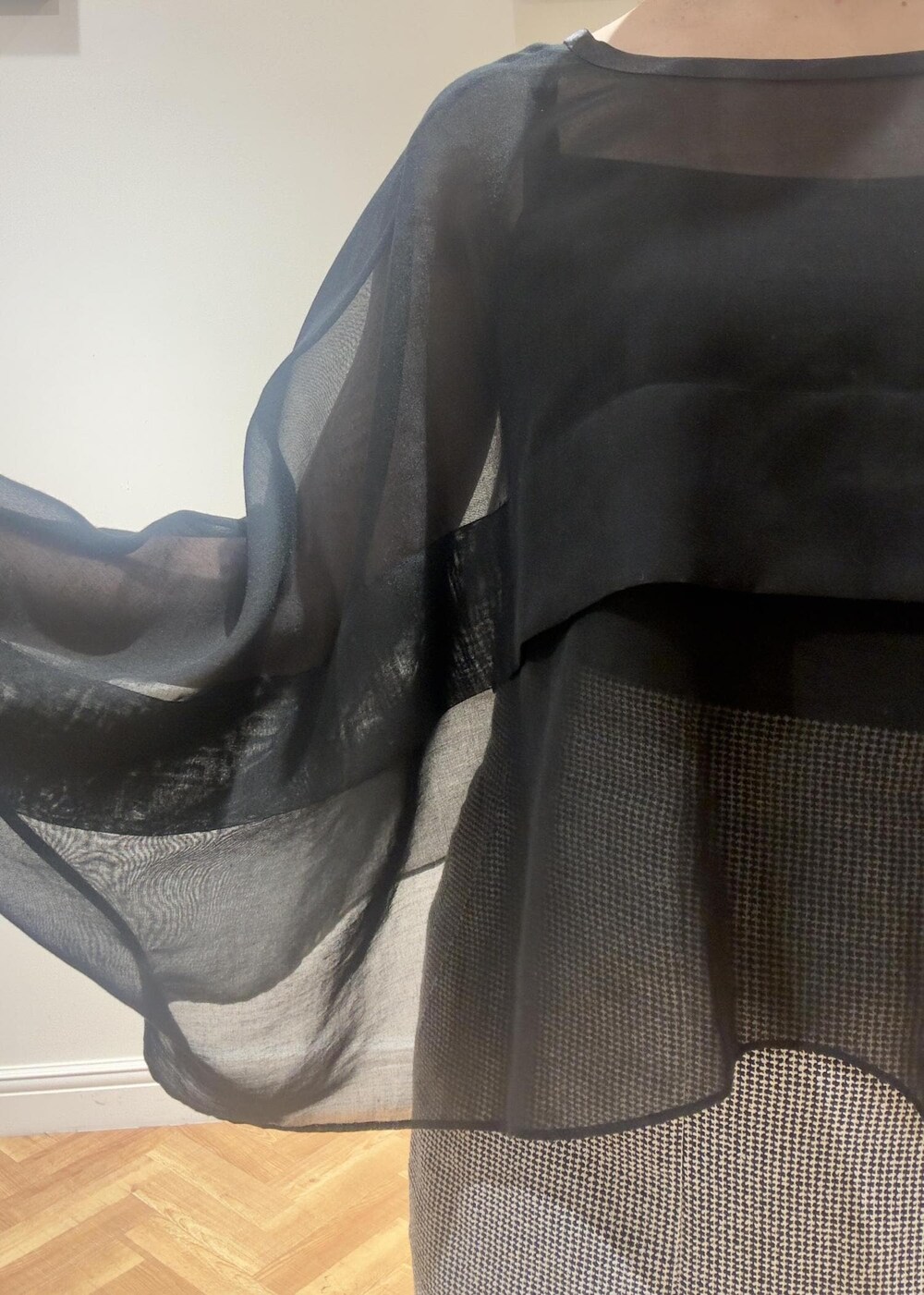 ブラウン系のハンドバッグ、ブラック系のスカート、ブラック系のシャツ/ブラウスを着用したレディースの春コーディネートの4枚目の写真