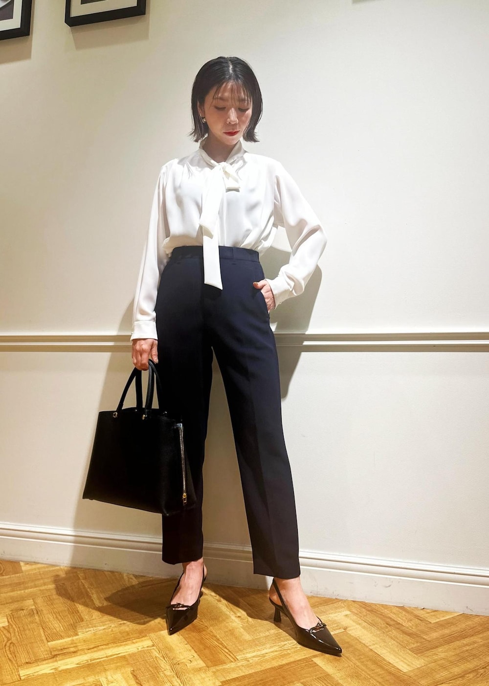 ブルー系のその他パンツ、ブルー系のハンドバッグ、ブラック系のパンプスを着用したレディースの冬コーディネートの6枚目の写真