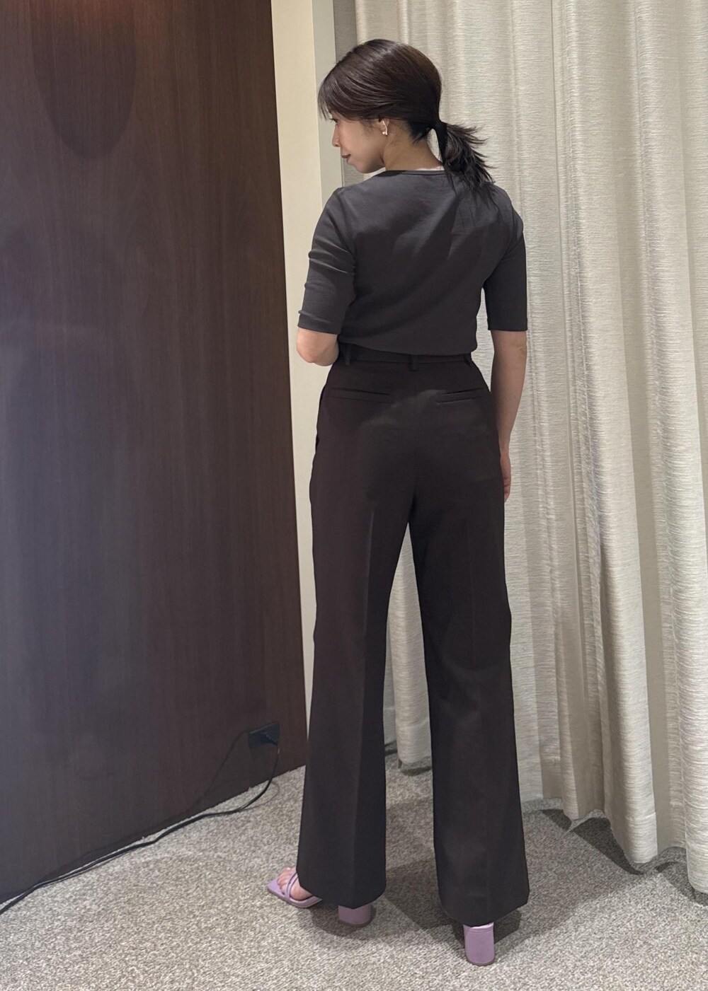 ホワイト系のシャツ/ブラウス、ブラック系のハンドバッグ、ブラウン系のTシャツ/カットソーを着用したレディースの春コーディネートの7枚目の写真
