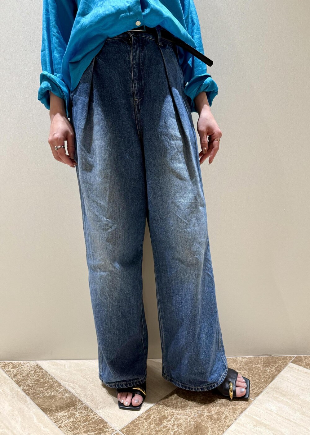 ブルー系のデニムパンツ、ブラック系のサンダル、ブルー系のシャツ/ブラウスを着用したレディースの春コーディネートの6枚目の写真