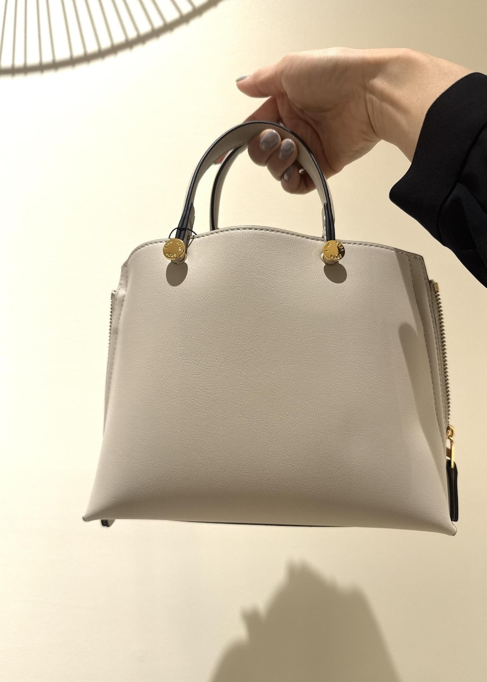 ブルー系のワンピース、グレー系のハンドバッグ、ブルー系のノーカラージャケットを着用したレディースの冬コーディネートの6枚目の写真