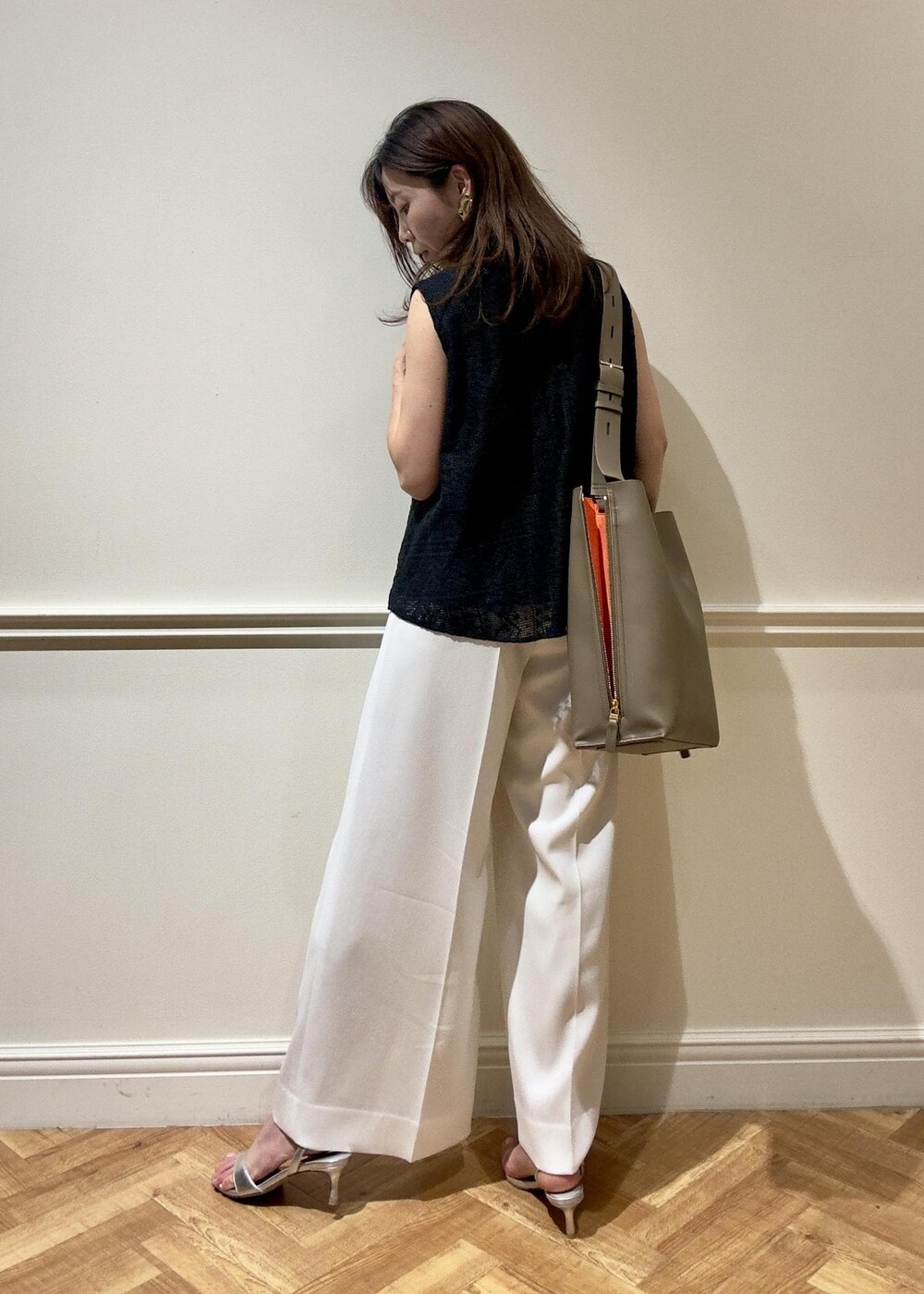 シルバー系のサンダル、ブラック系のシャツ/ブラウス、ホワイト系のその他パンツを着用したレディースの春コーディネートの3枚目の写真