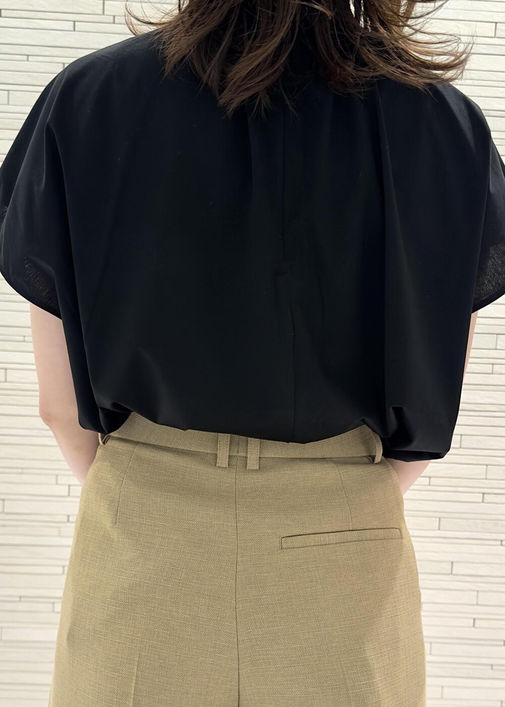 ホワイト系のハンドバッグ、ブラック系のサンダル、ベージュ系のその他パンツを着用したレディースの夏コーディネートの5枚目の写真