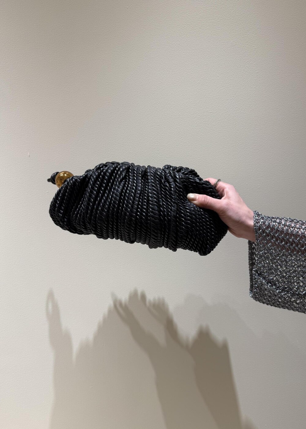 ブルー系のデニムパンツ、ブラック系のサンダル、シルバー系のその他トップスを着用したレディースの春コーディネートの7枚目の写真