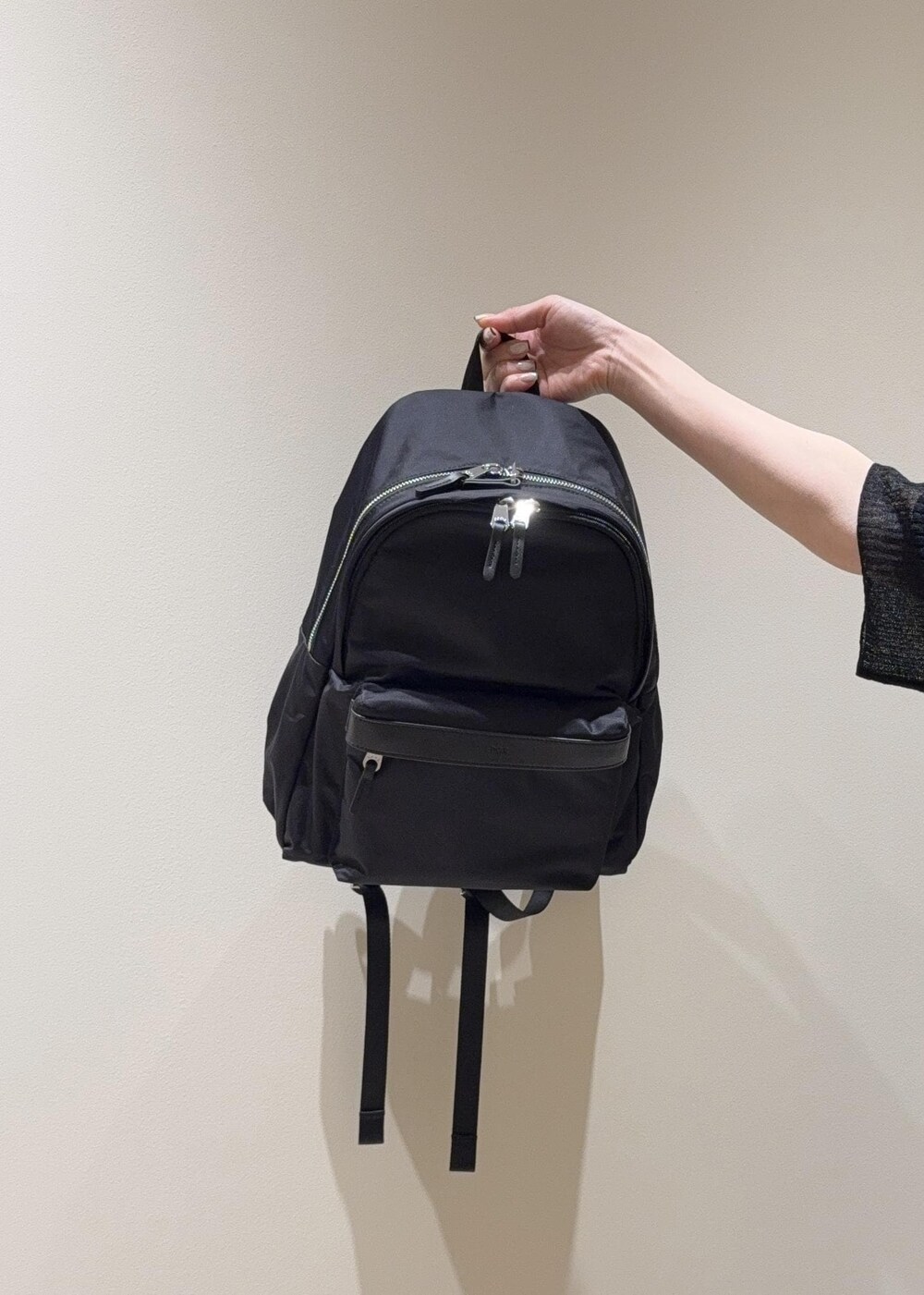 ブルー系のデニムパンツ、シルバー系のパンプス、ブラック系のカーディガン/ボレロを着用したレディースの夏コーディネートの6枚目の写真