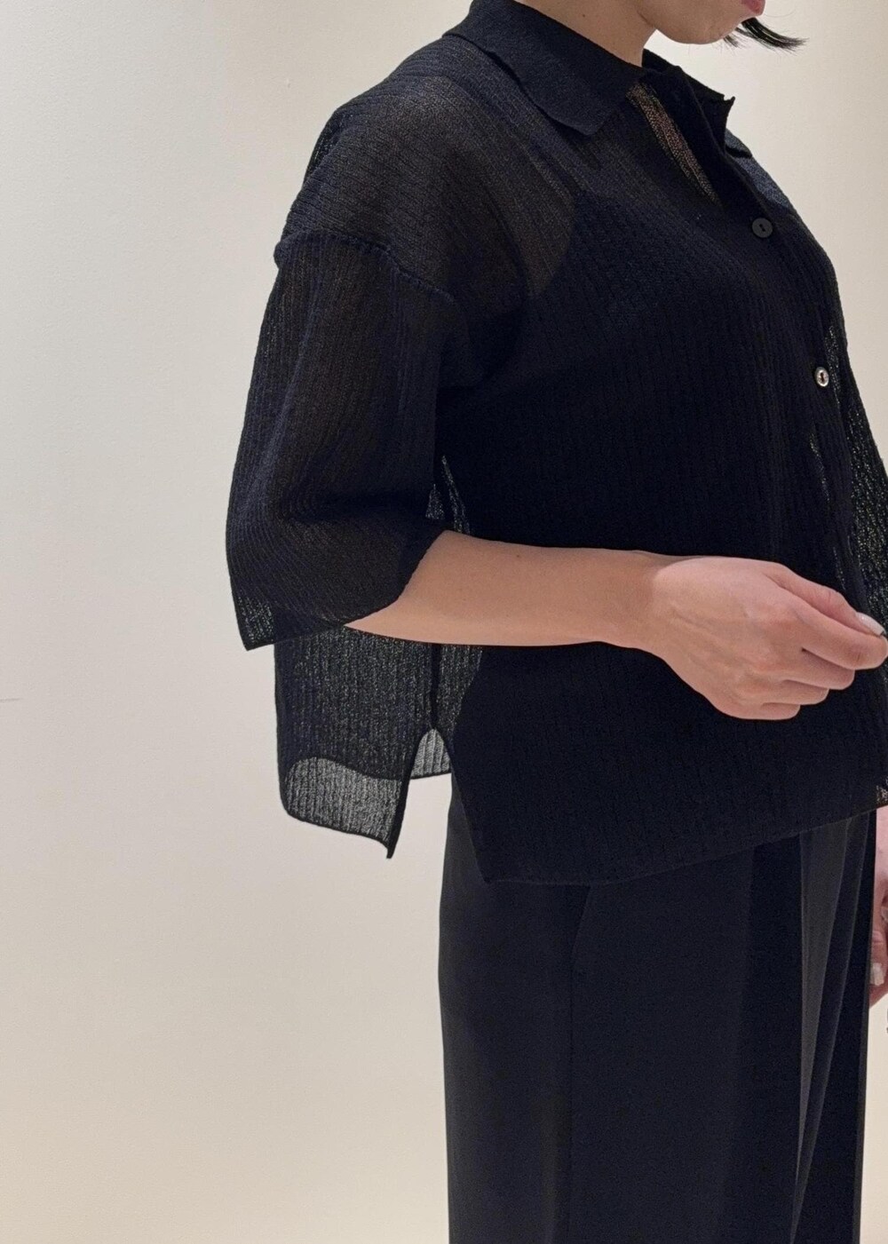 ベージュ系のトートバッグ、シルバー系のパンプス、ブラック系のカーディガン/ボレロを着用したレディースの夏コーディネートの4枚目の写真