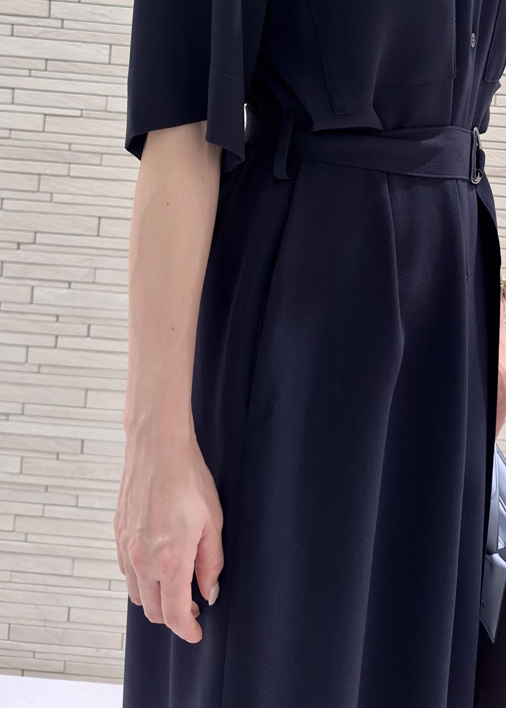 ブラウン系のハンドバッグ、ベージュ系のパンプス、ブルー系のワンピースを着用したレディースの夏コーディネートの5枚目の写真