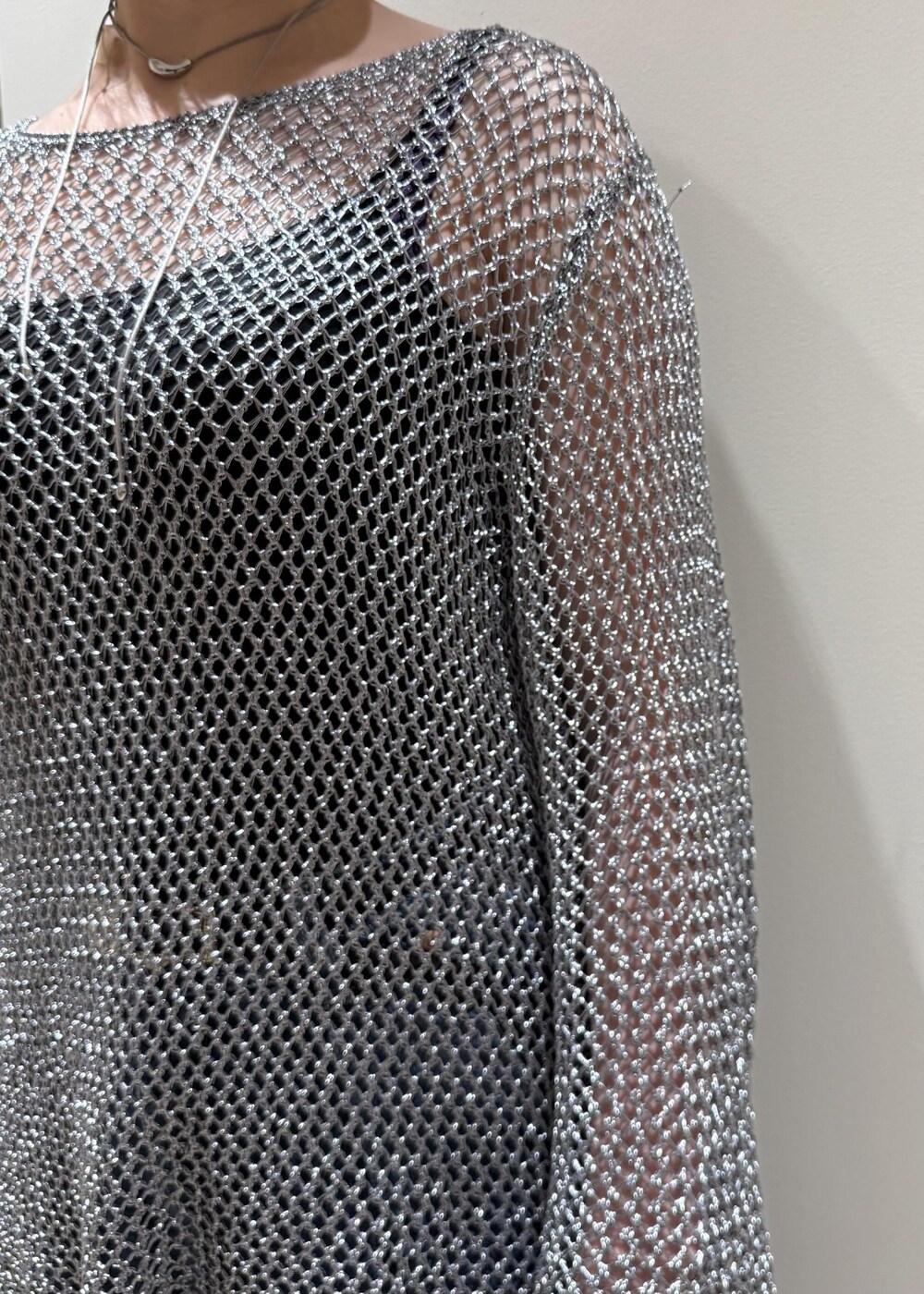 ブルー系のデニムパンツ、ブラック系のサンダル、シルバー系のその他トップスを着用したレディースの春コーディネートの4枚目の写真