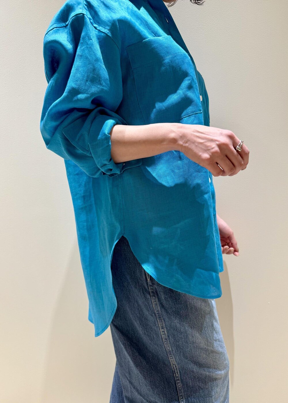 ブルー系のデニムパンツ、ブラック系のサンダル、ブルー系のシャツ/ブラウスを着用したレディースの春コーディネートの5枚目の写真