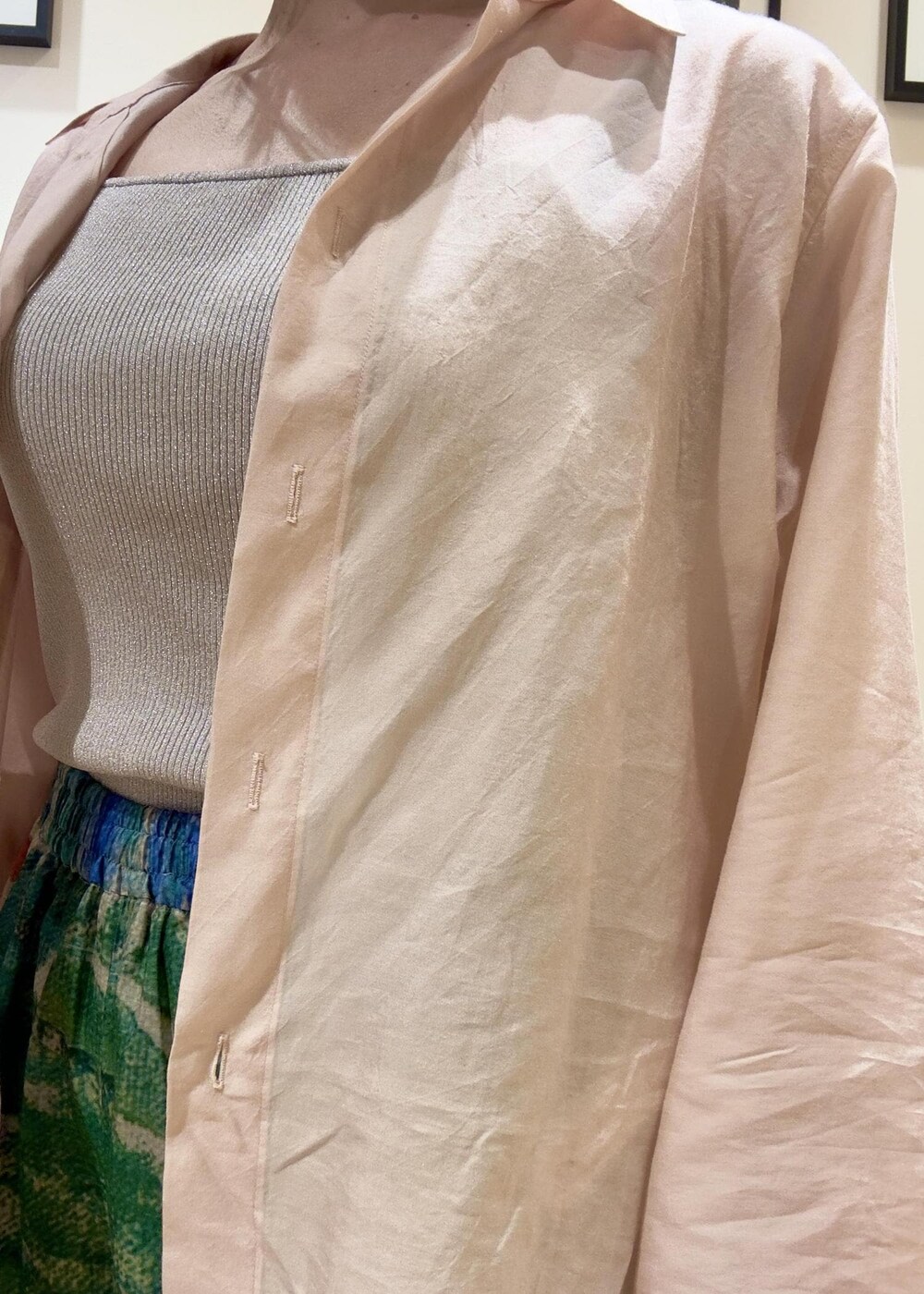 ブラック系のサンダル、シルバー系のキャミソール、ピンク系のシャツ/ブラウスを着用したレディースの夏コーディネートの4枚目の写真