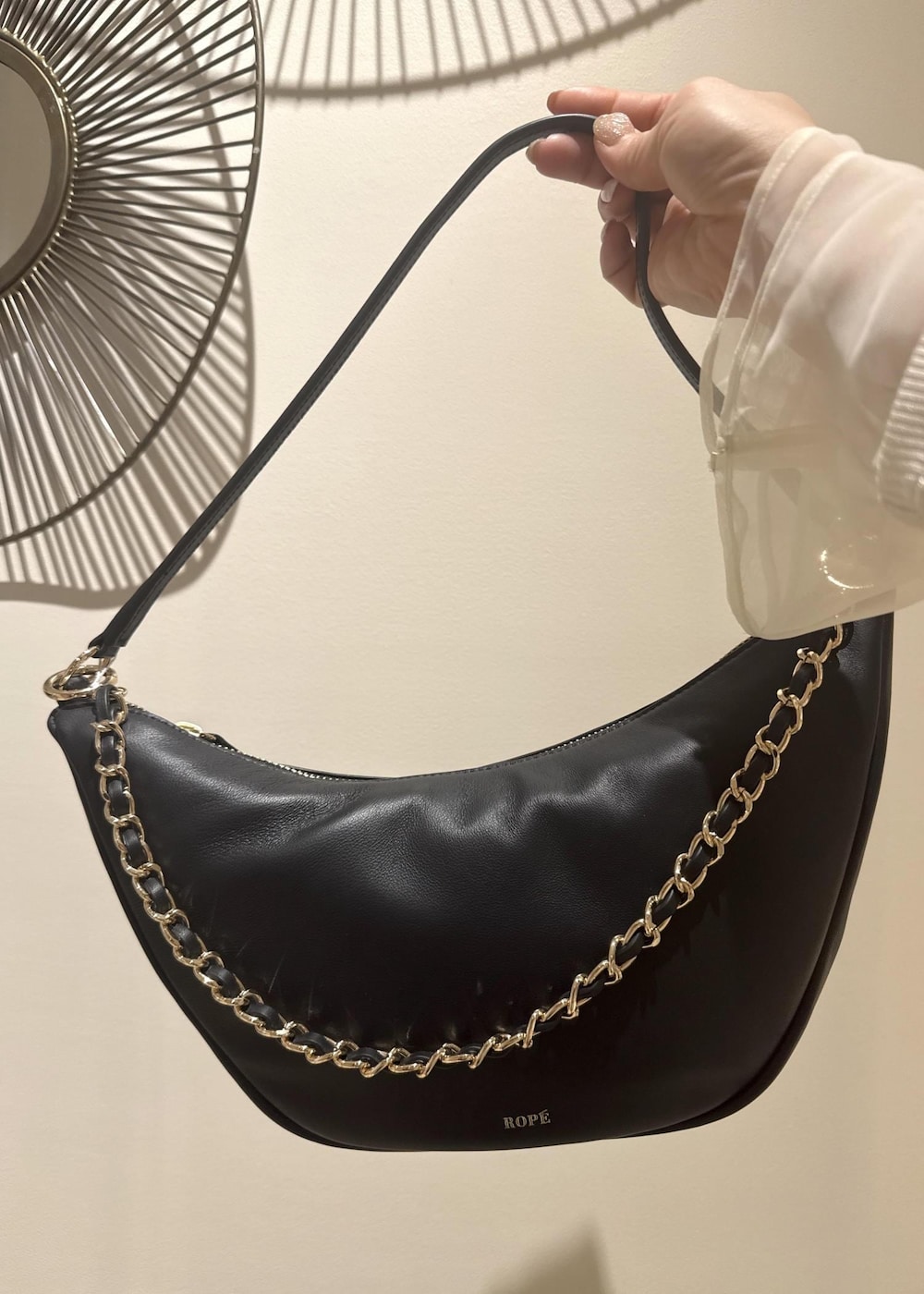 ブラック系のショルダーバッグ、ブルー系のデニムパンツ、ブルー系のデニムジャケットを着用したレディースの春コーディネートの6枚目の写真