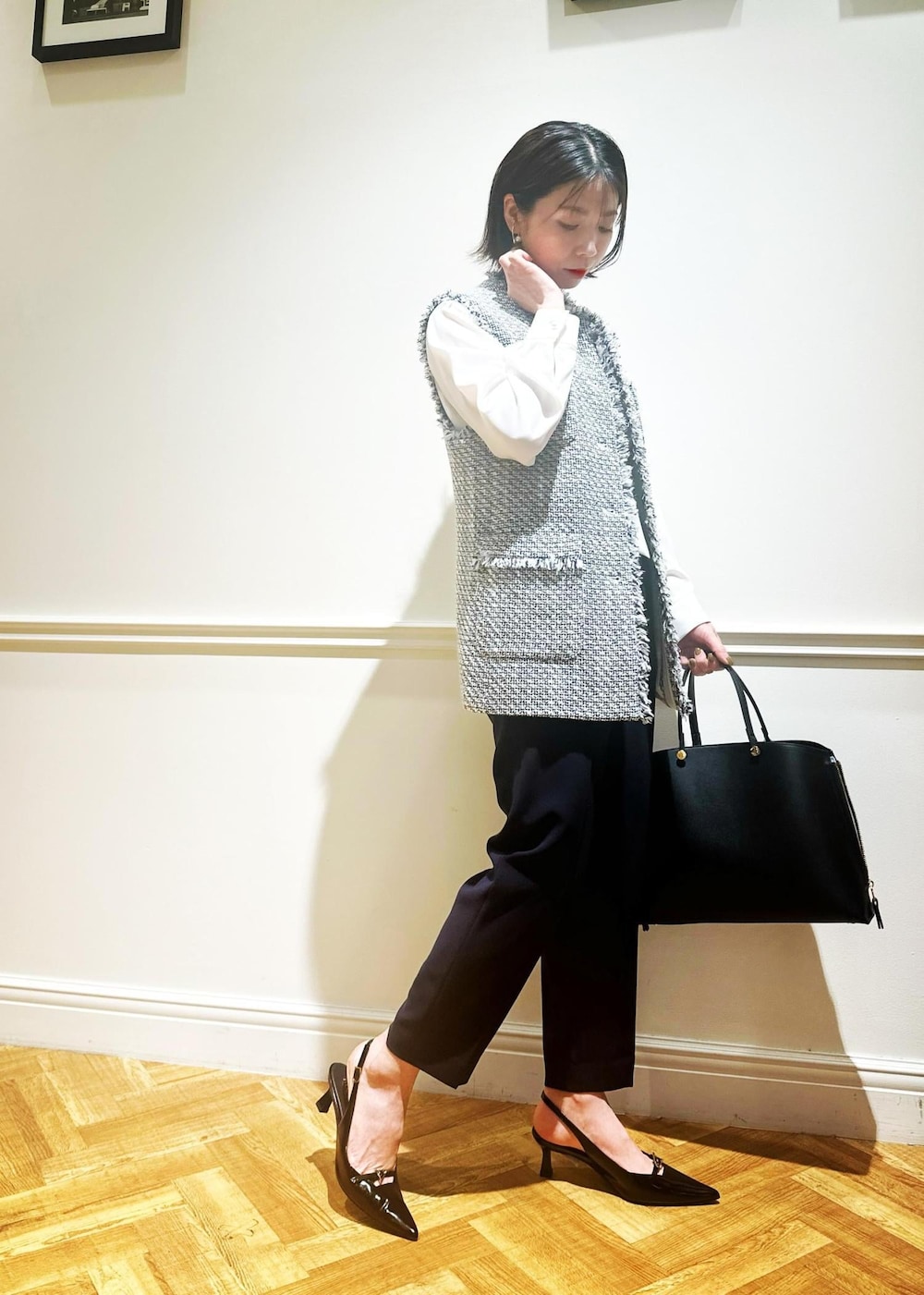 ブルー系のその他パンツ、ブルー系のハンドバッグ、ブラック系のパンプスを着用したレディースの冬コーディネートの2枚目の写真