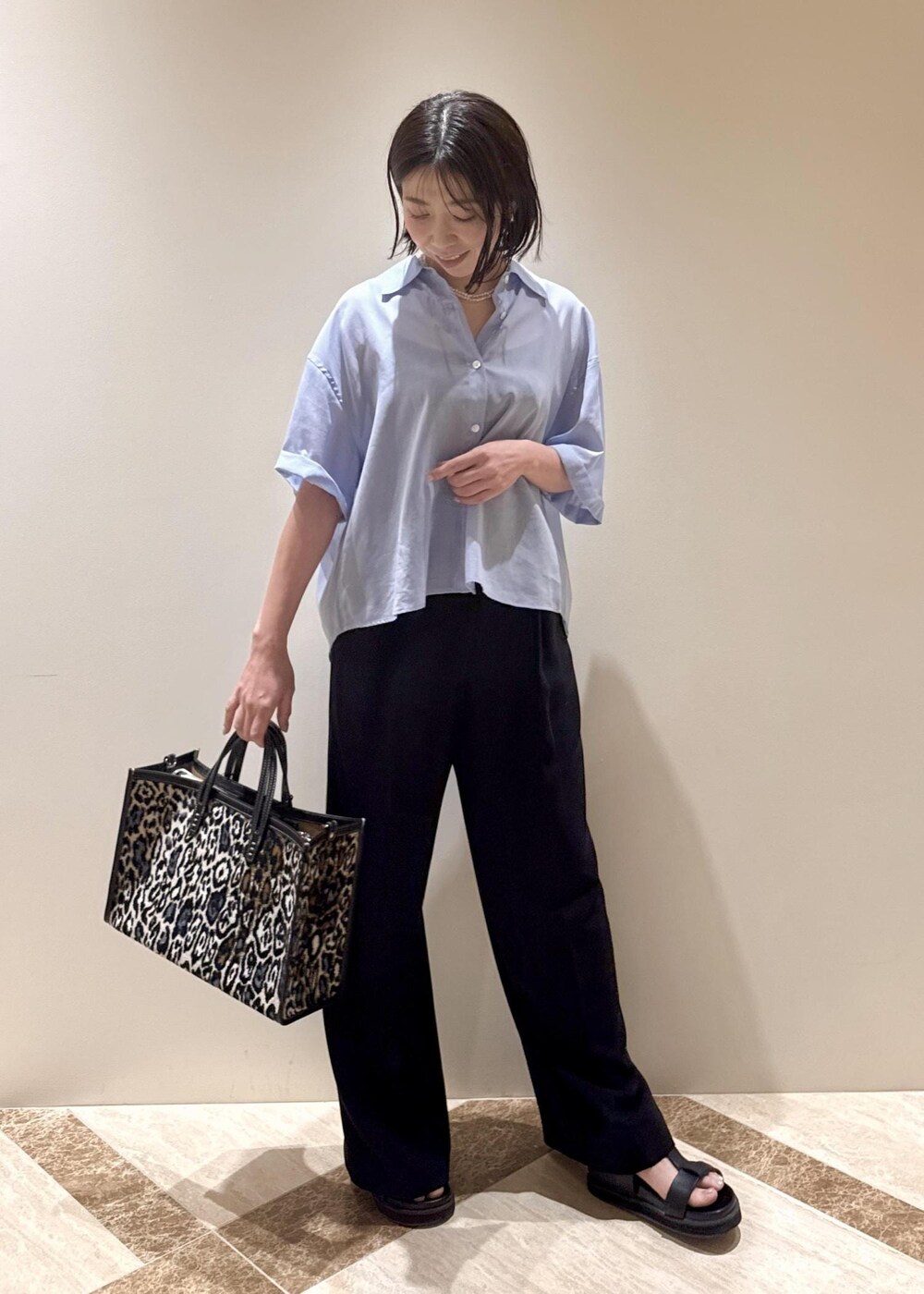 ブラック系のその他パンツ、ブルー系のシャツ/ブラウスを着用したレディースの夏コーディネートの2枚目の写真