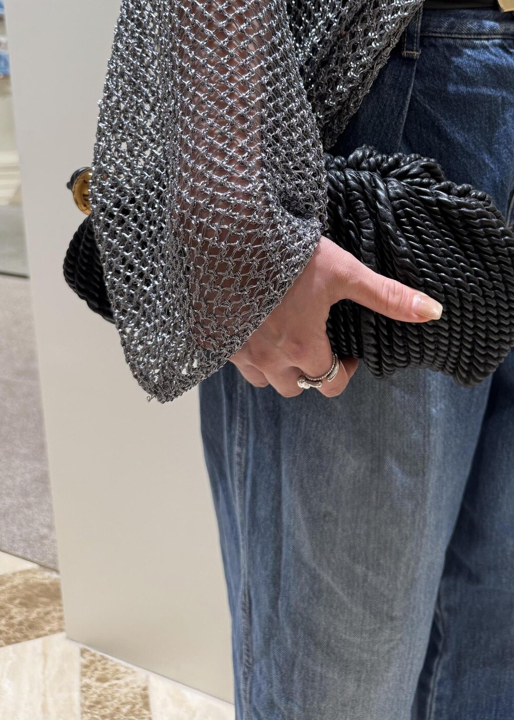 ブルー系のデニムパンツ、ブラック系のサンダル、シルバー系のその他トップスを着用したレディースの春コーディネートの6枚目の写真