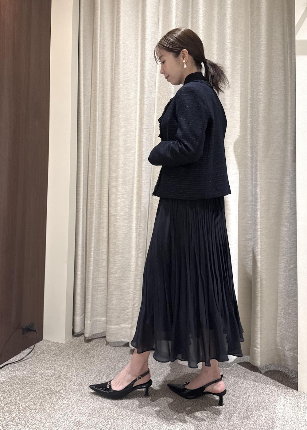 ブルー系のワンピース、グレー系のハンドバッグ、ブルー系のノーカラージャケットを着用したレディースの冬コーディネートの2枚目の写真