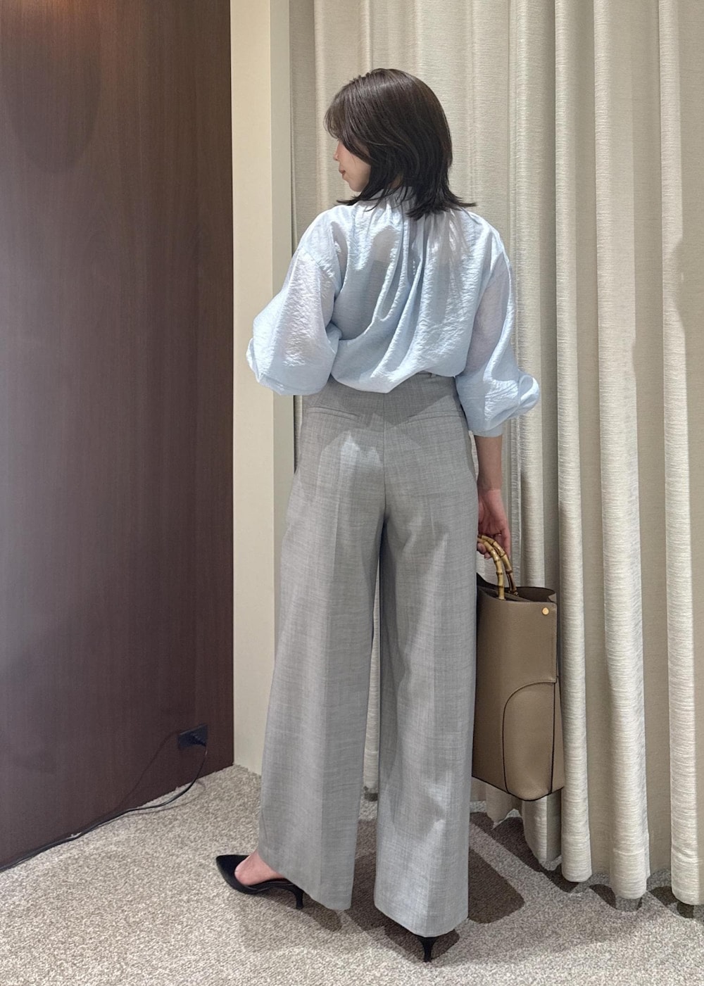 ベージュ系のトートバッグ、グレー系のその他パンツ、ブルー系のシャツ/ブラウスを着用したレディースの春コーディネートの3枚目の写真