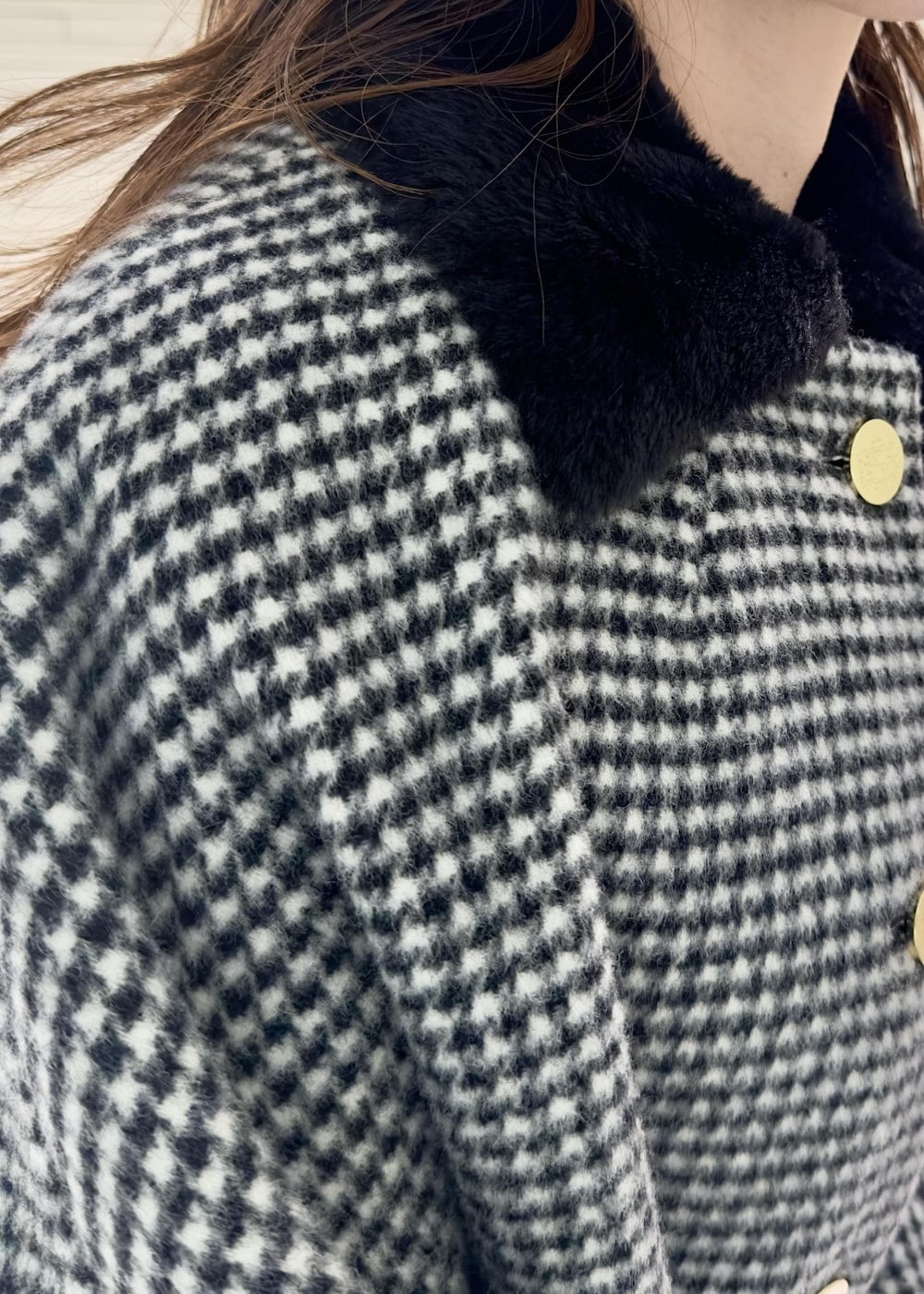 ブラック系のブーツ、ブラック系のその他アウター、イエロー系のハンドバッグを着用したレディースの冬コーディネートの5枚目の写真