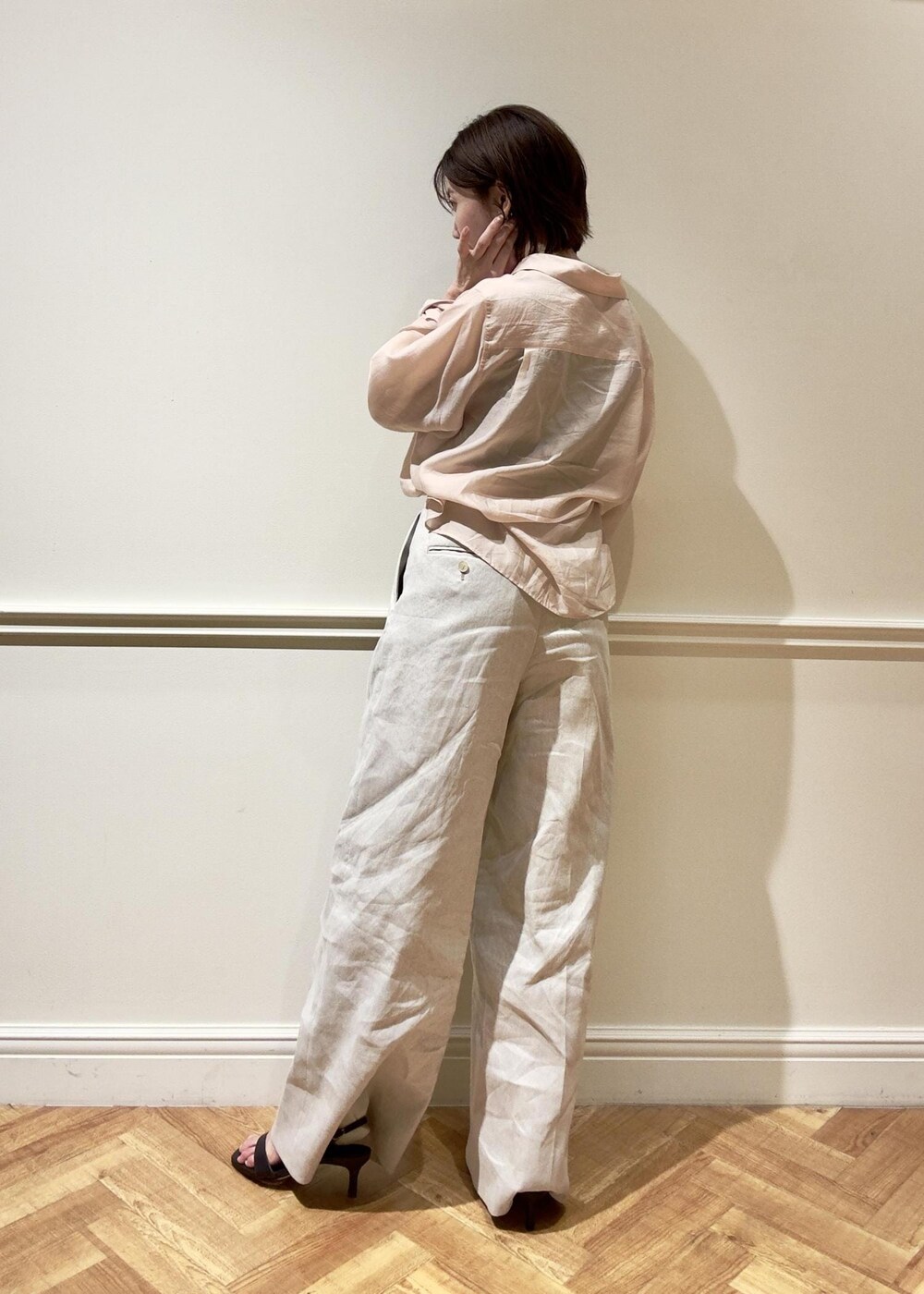 ブラック系のサンダル、ピンク系のシャツ/ブラウス、グレー系のその他パンツを着用したレディースの夏コーディネートの3枚目の写真