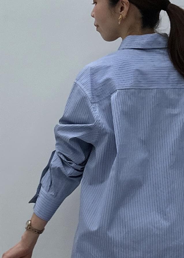ブラック系のパンプス、ブルー系のシャツ/ブラウス、ブルー系のその他パンツを着用したレディースの春コーディネートの5枚目の写真