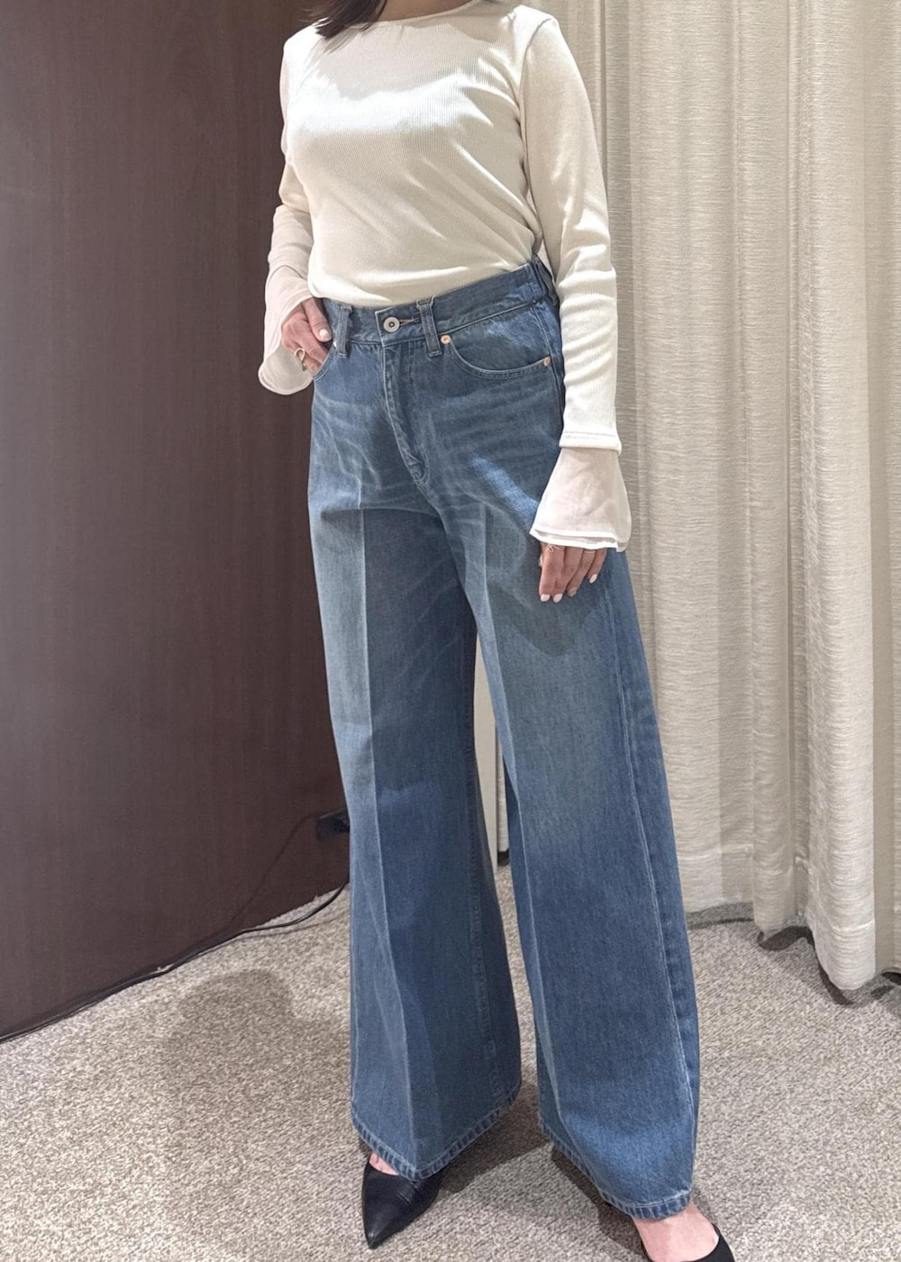 ブラック系のショルダーバッグ、ブルー系のデニムパンツ、ブルー系のデニムジャケットを着用したレディースの春コーディネートの4枚目の写真