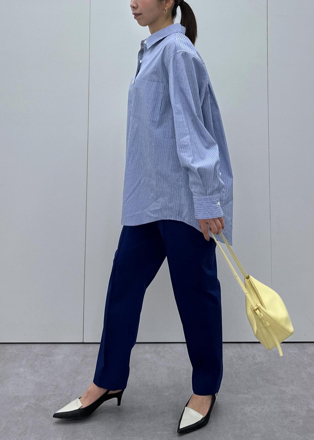 ブラック系のパンプス、ブルー系のシャツ/ブラウス、ブルー系のその他パンツを着用したレディースの春コーディネートの2枚目の写真