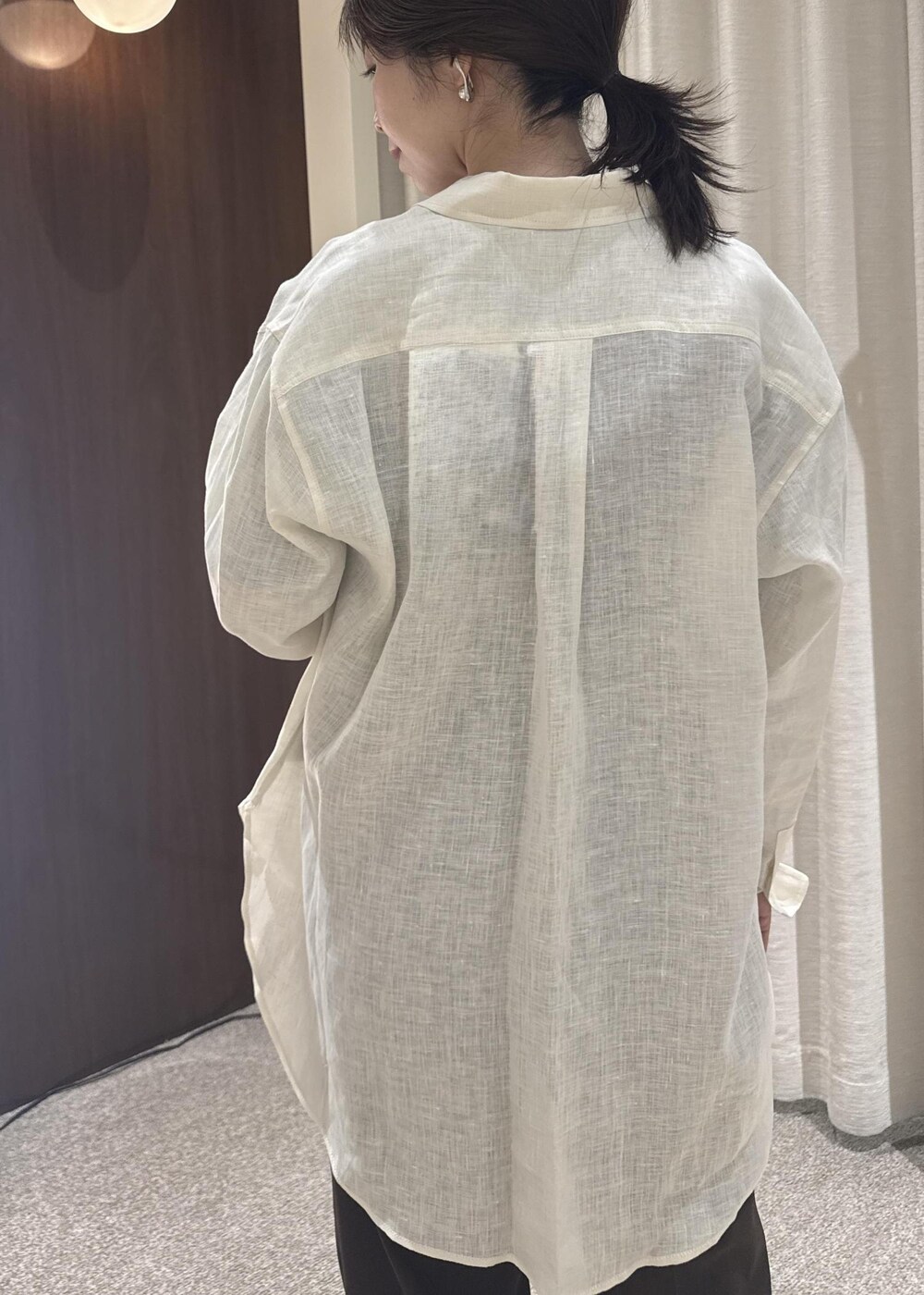 ホワイト系のシャツ/ブラウス、ブラック系のハンドバッグ、ブラウン系のTシャツ/カットソーを着用したレディースの春コーディネートの5枚目の写真