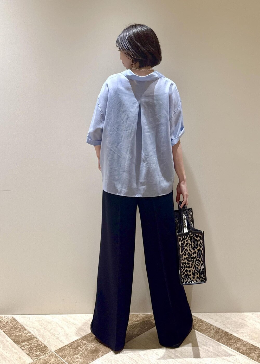 ブラック系のその他パンツ、ブルー系のシャツ/ブラウスを着用したレディースの夏コーディネートの4枚目の写真