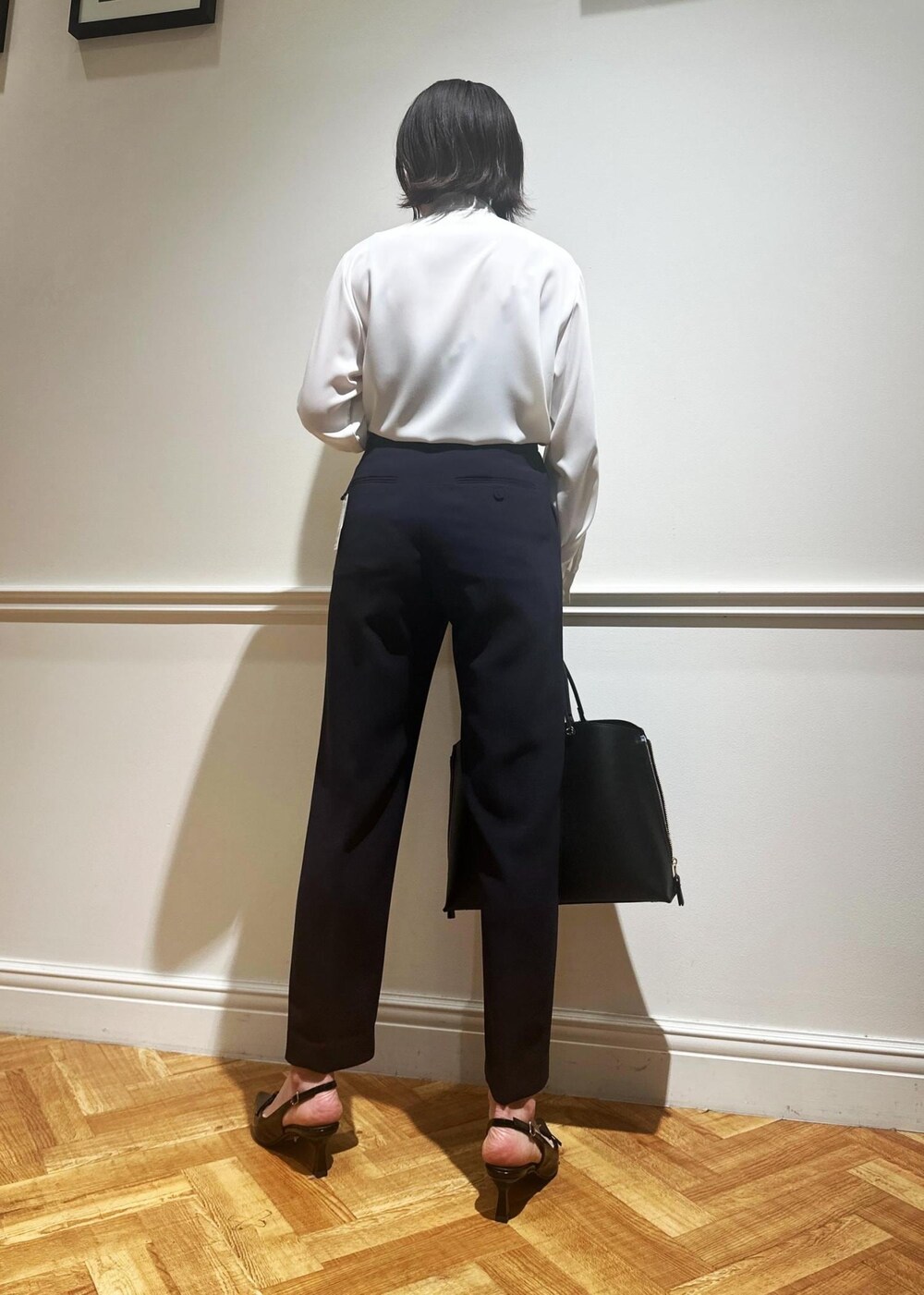 ブルー系のその他パンツ、ブルー系のハンドバッグ、ブラック系のパンプスを着用したレディースの冬コーディネートの7枚目の写真