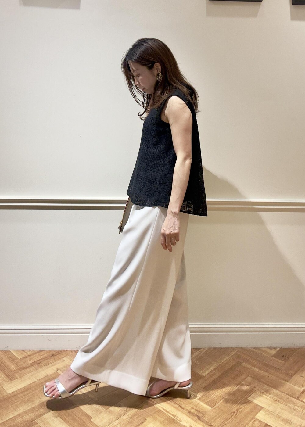 シルバー系のサンダル、ブラック系のシャツ/ブラウス、ホワイト系のその他パンツを着用したレディースの春コーディネートの2枚目の写真